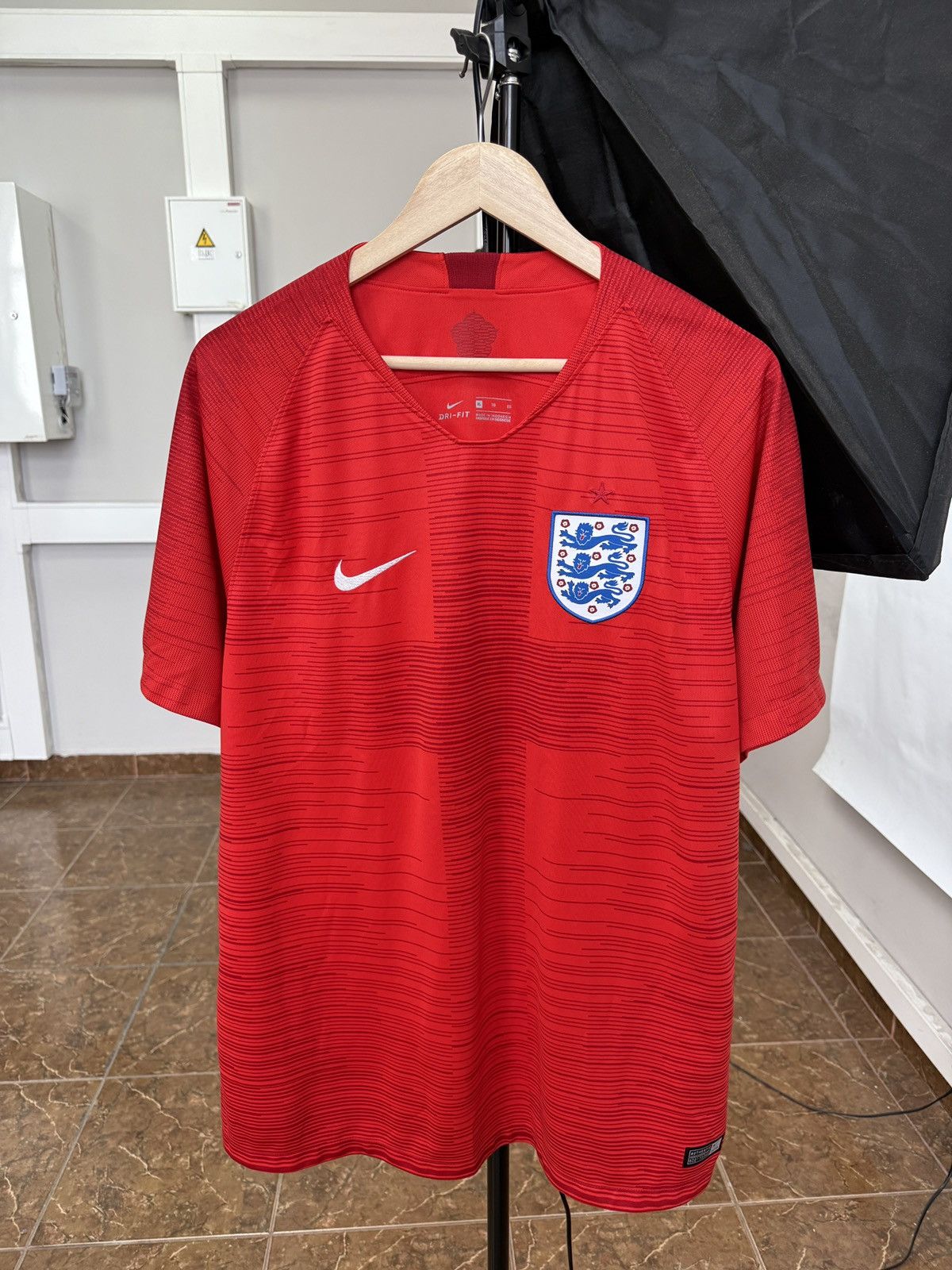 Nike 🏴󠁧󠁢󠁥󠁮󠁧󠁿 2018 Nike England Soccer Jersey T-Shirt Rare Retro Y2K Size US XL / EU 56 / 4 - 1 Thumbnail