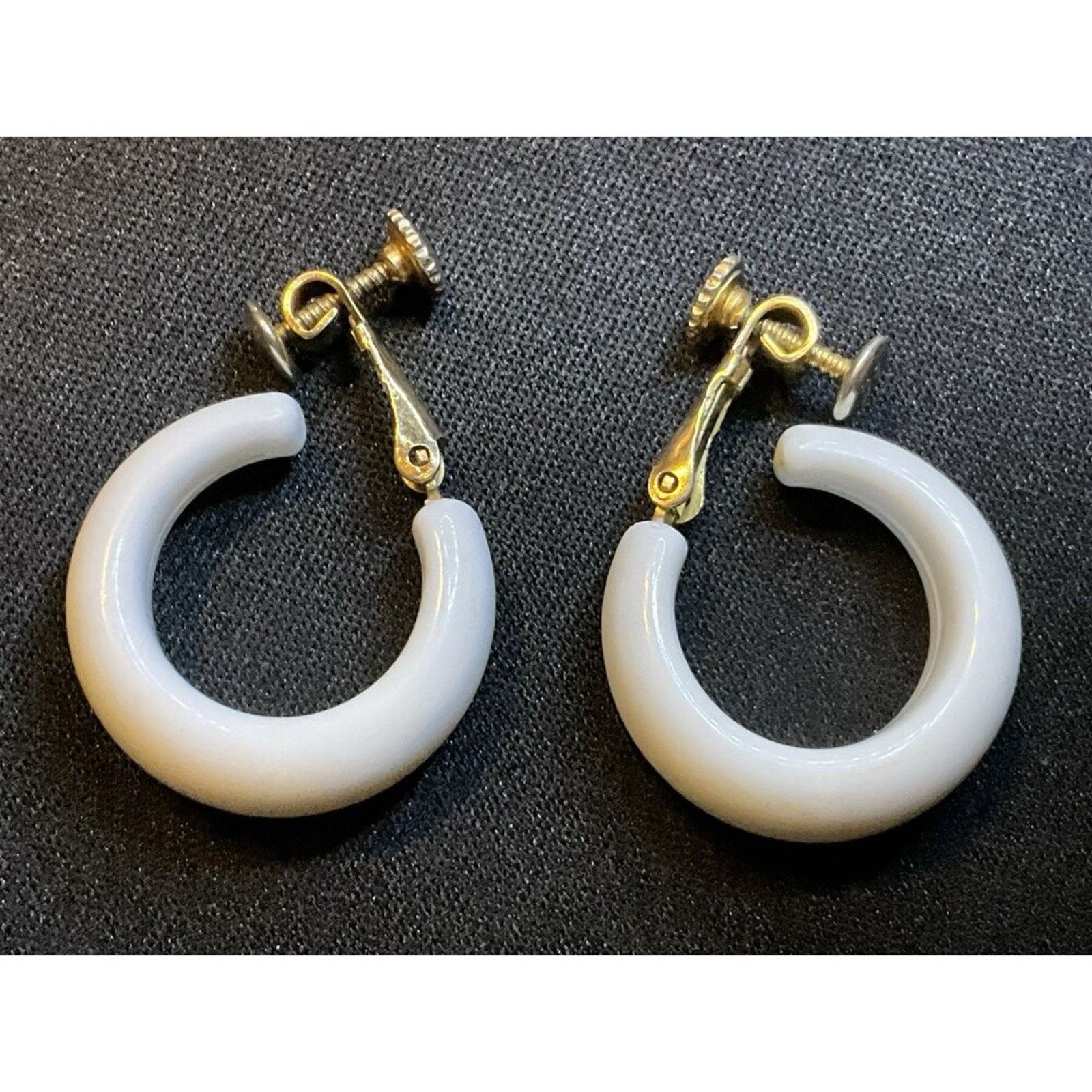Other Vintage White Marvella Screw Back Earrings Size ONE SIZE - 2 Thumbnail