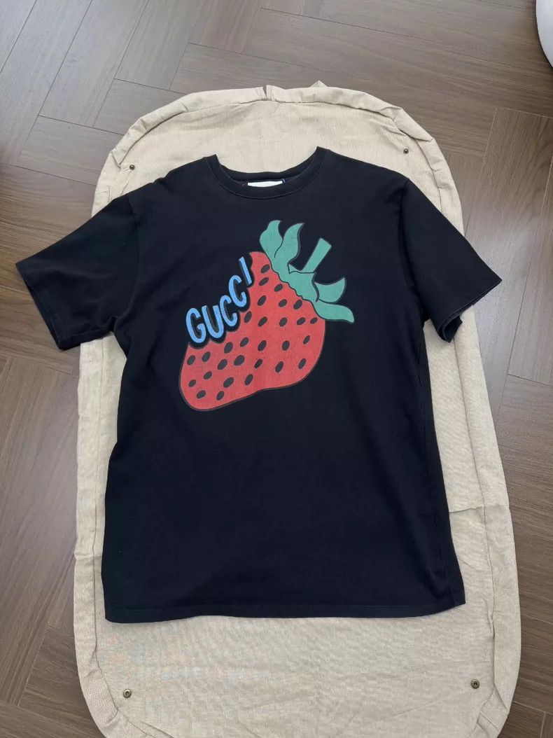 Gucci Gucci Black Strawberry Graphic Short Sleeve T-Shirt - dmc Size US L / EU 52-54 / 3 - 2 Thumbnail