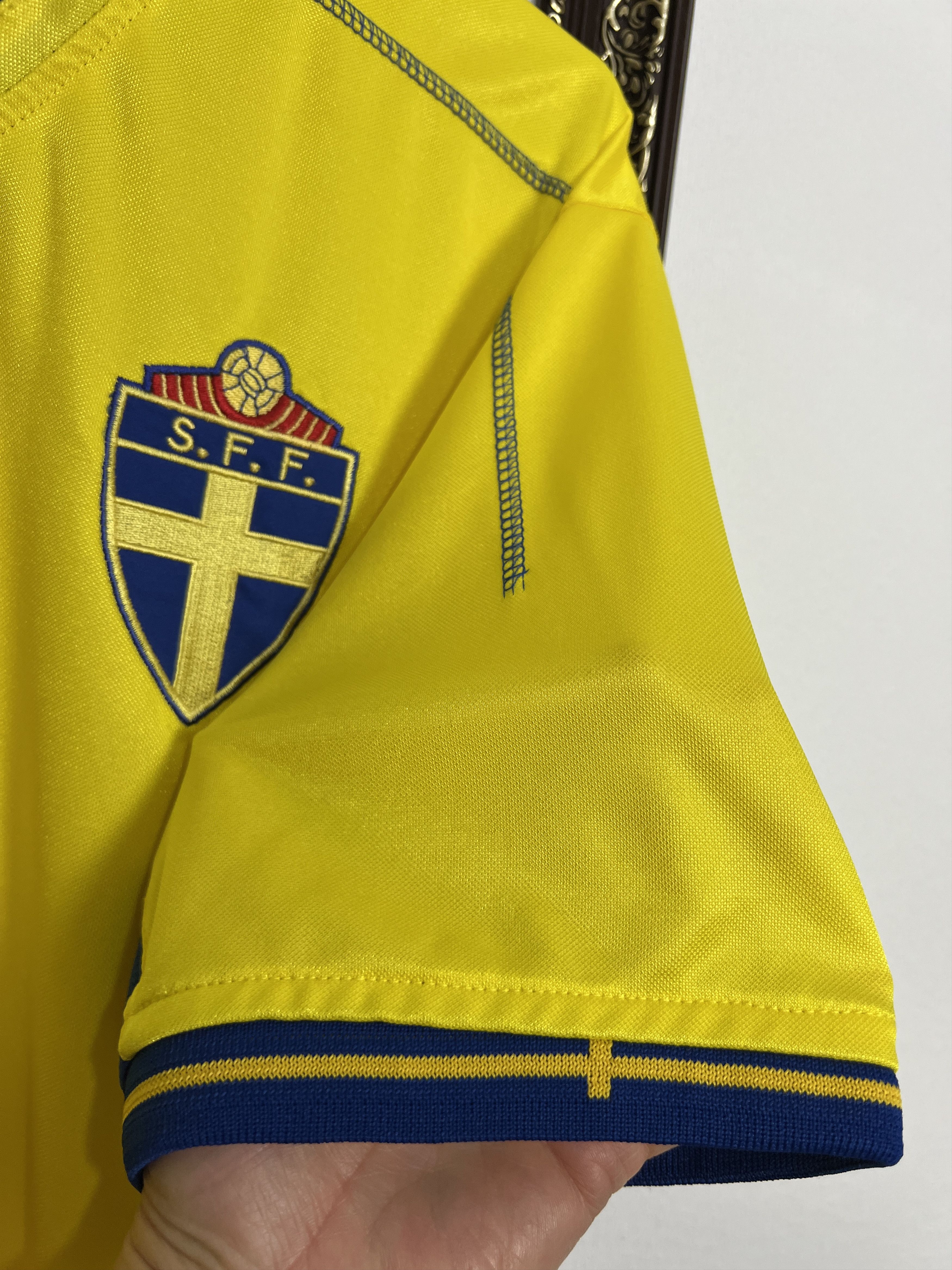 Umbro Sweden Home football shirt Soccer Jersey Trikot National Size US L / EU 52-54 / 3 - 4 Thumbnail