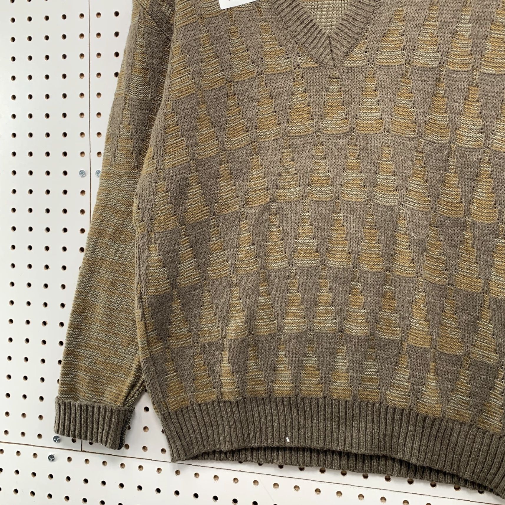 Vintage VINTAGE Peter England Collection Richman 3D Knit Sweater Men Medium Brown V-Neck Shirt Mens M Brown 3D Knit Pullover Decade Vintage Size US M / EU 48-50 / 2 - 3 Thumbnail