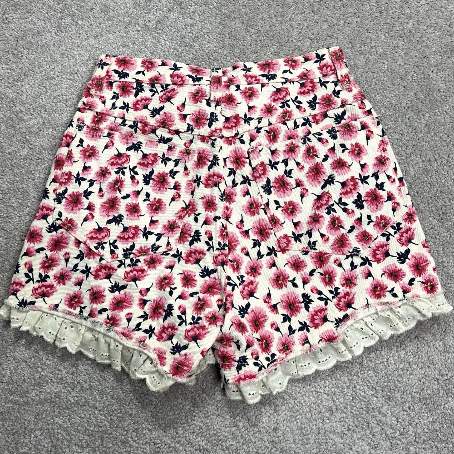 Vintage VINTAGE Michael G Floral Denim Shorts Womens 5 High Rise Rose Print USA Made Size 27" / US 4 / IT 40 - 3 Thumbnail