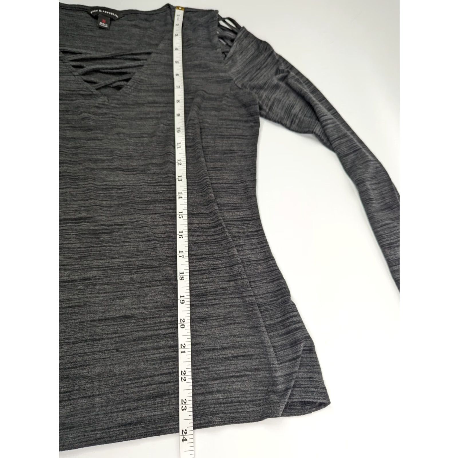 Vintage Rock & Republic Blouse Womens Medium Long Sleeve V-Neck Strappy Grey Knit Top Size M / US 6-8 / IT 42-44 - 5 Thumbnail