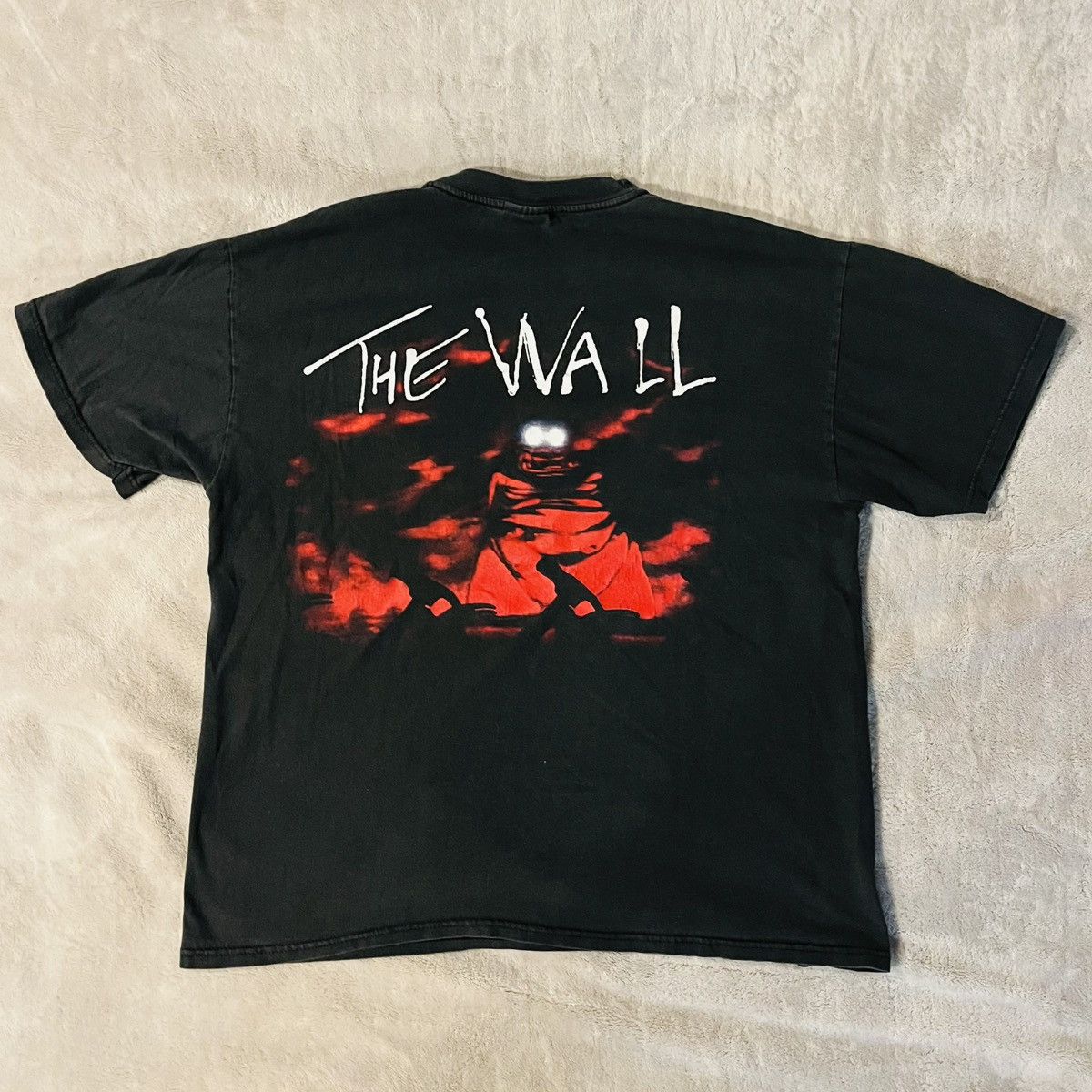 Vintage Vintage 1997 Pink Floyd Roger Waters The Wall T-Shirt Size L Size US L / EU 52-54 / 3 - 2 Thumbnail