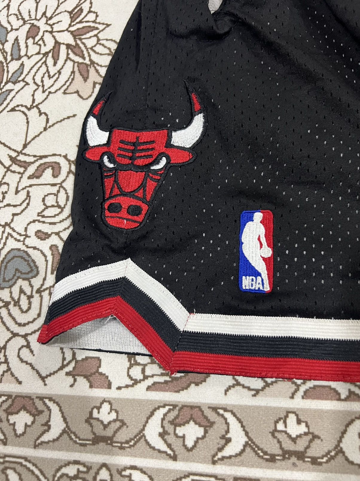 Just Don Vintage 1997/98 Just Don Chicago Bulls Mesh NBA Shorts Size US 32 / EU 48 - 3 Thumbnail