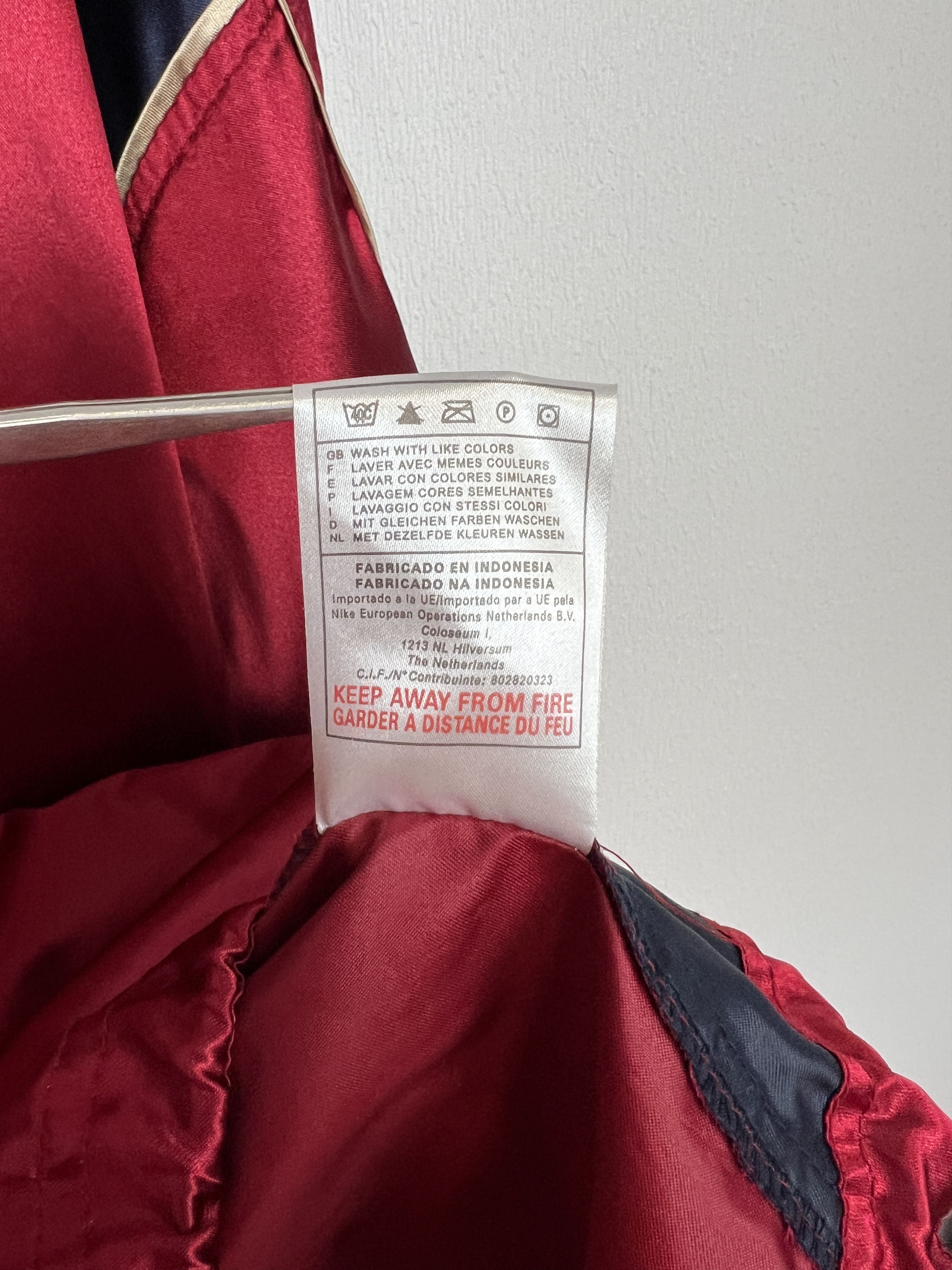 Nike Vintage Nike FC Barcelona Nylon Red Jacket Soccer Size US L / EU 52-54 / 3 - 12 Thumbnail