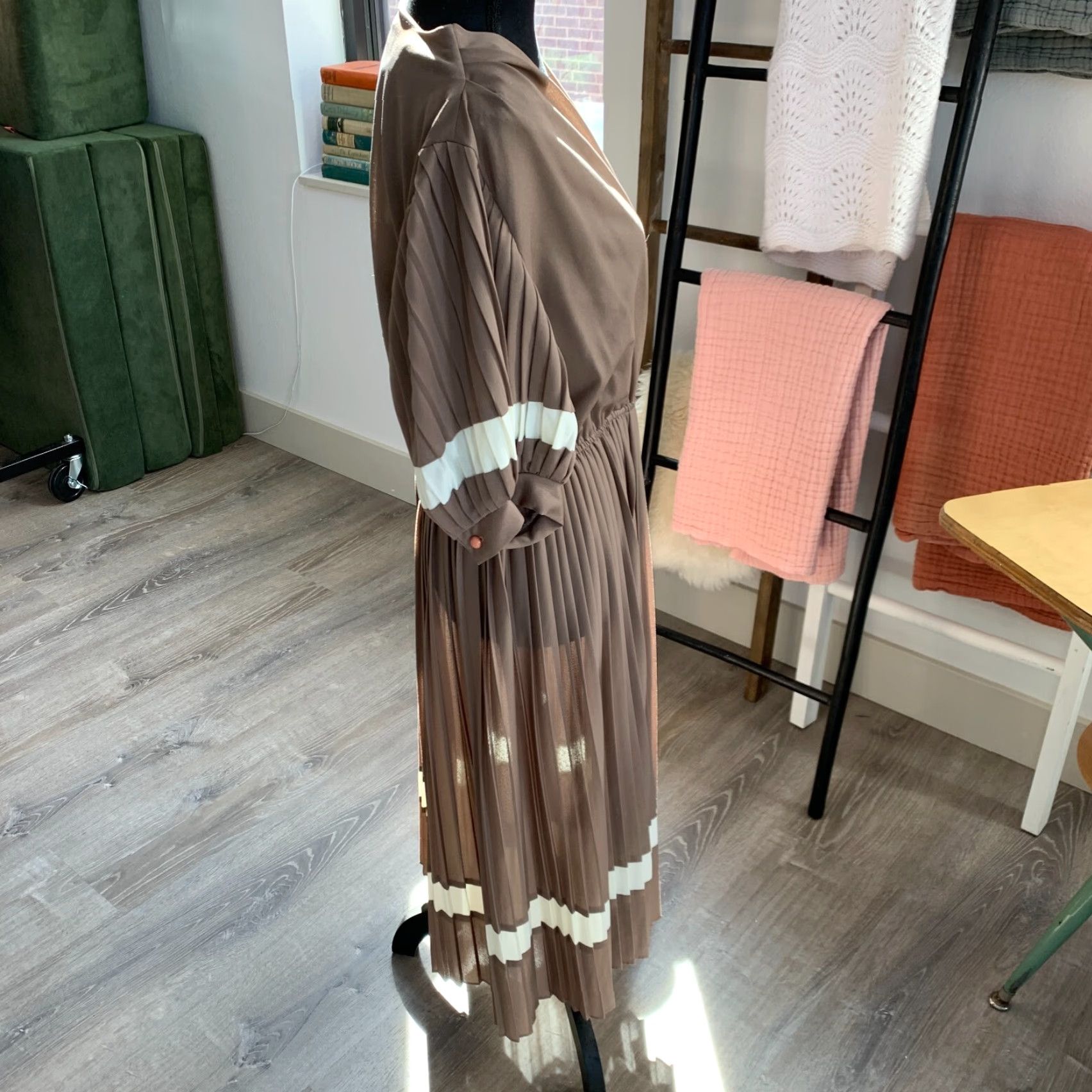 Vintage Vintage Brown Polyester Pleated Twirl Secretary Dress Size 16.5 16 1970s Feminine Casual Mens Womens Size XXL / US 16-18 / IT 52-54 - 7 Thumbnail