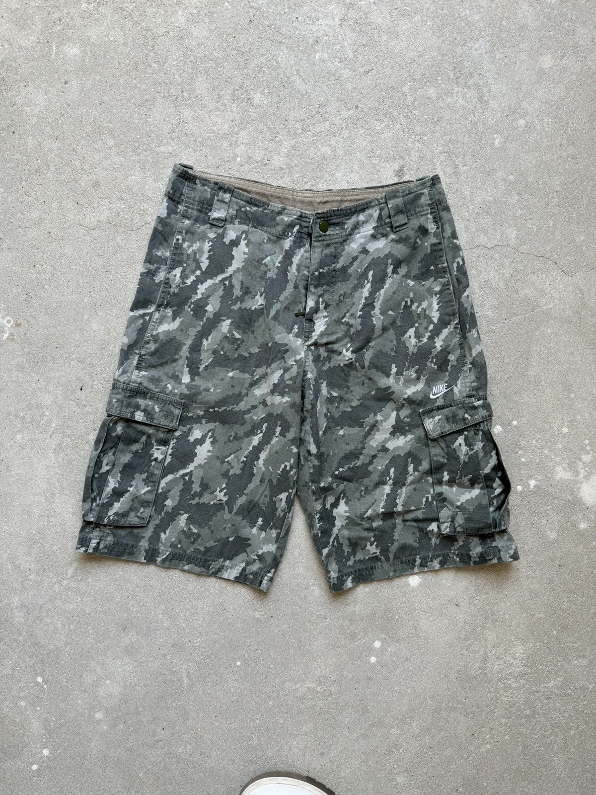 Vintage Vintage Nike Cargo Shorts Camo Size US 28 / EU 44 - 5 Thumbnail