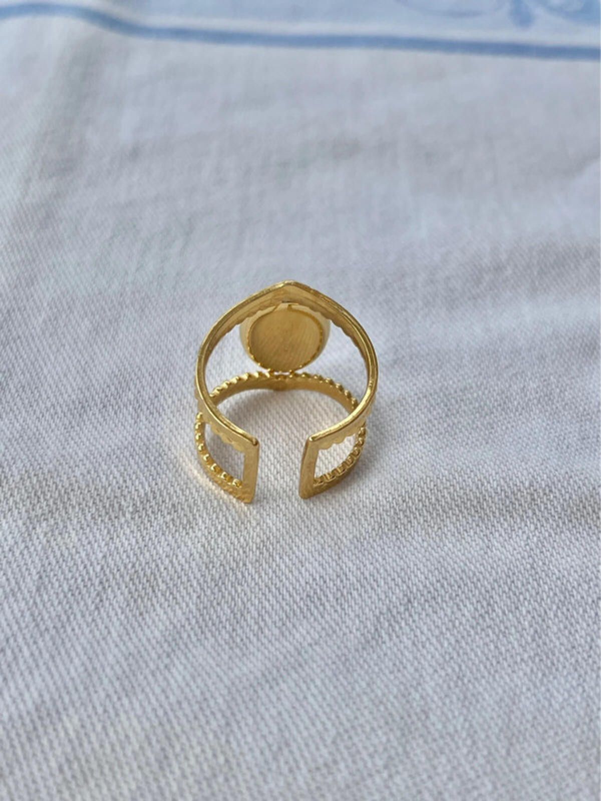 Other Gold plated pink oval chameleon gemstone vintage style ring Size ONE SIZE - 3 Thumbnail