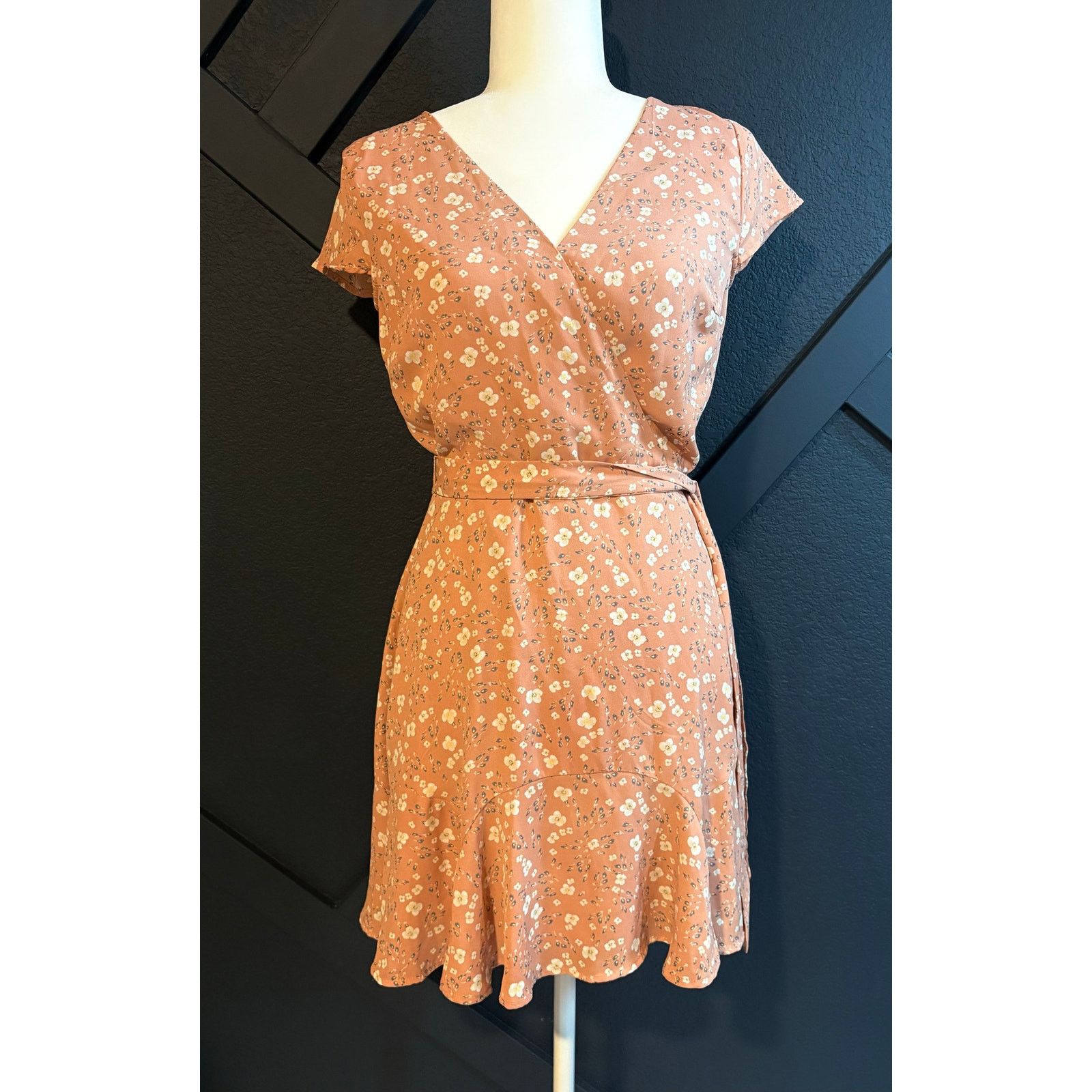 Other Altar’d State Peach Floral Wrap Dress Mini Ruffle Hem #0460 Size M / US 6-8 / IT 42-44 - 1 Thumbnail