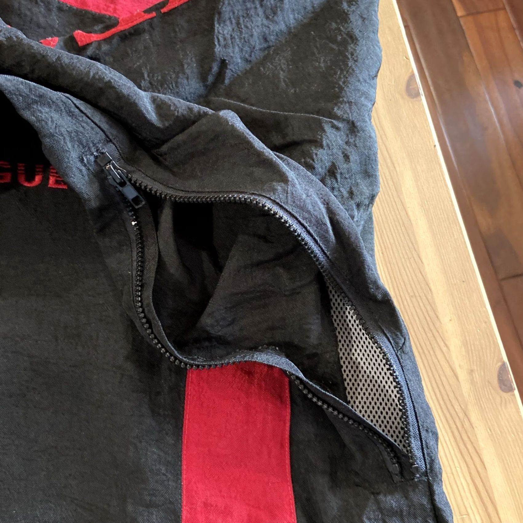 Guess VINTAGE Guess Jeans USA Windbreaker Jacket Nylon Black L Mens Size US L / EU 52-54 / 3 - 6 Thumbnail