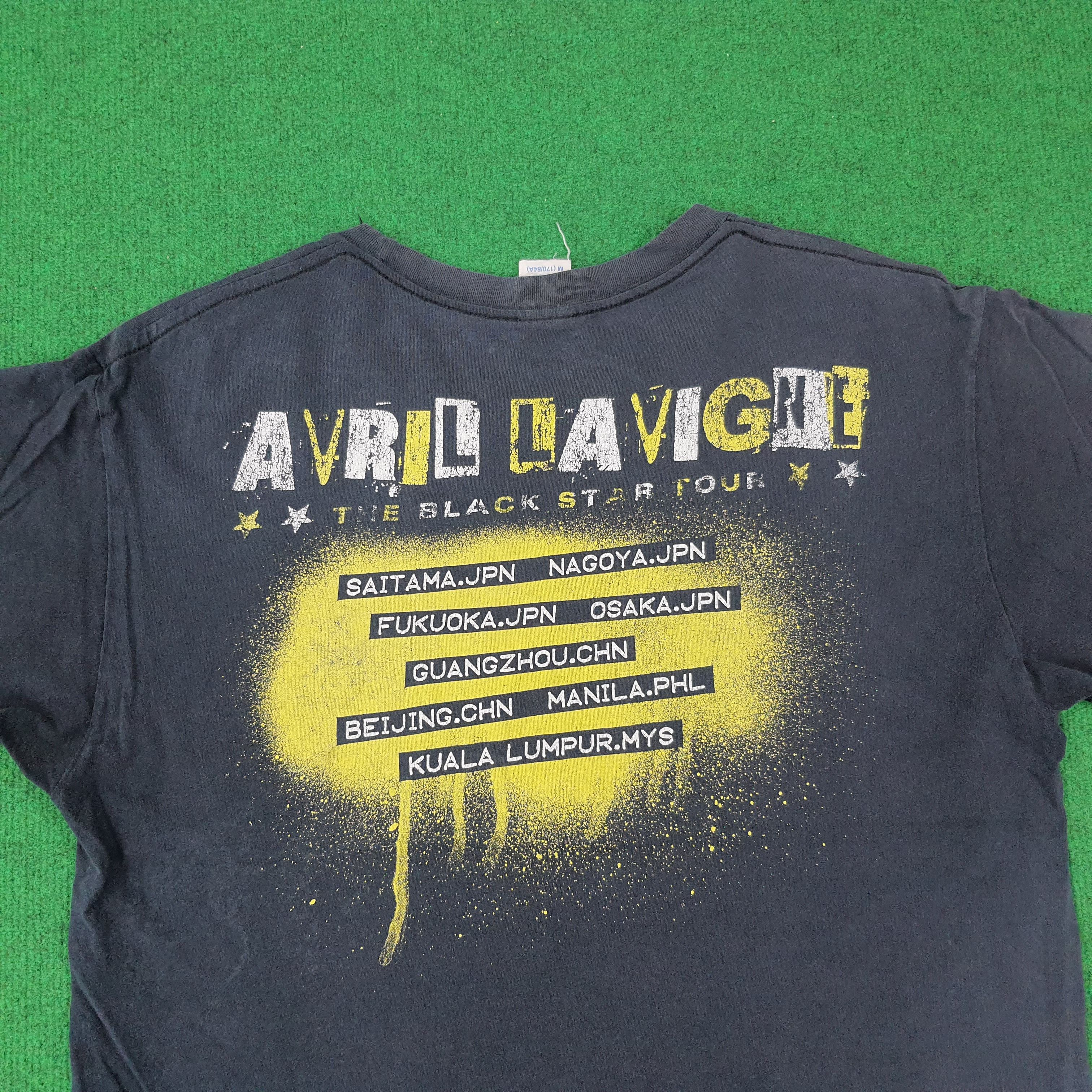 Band Tees Vintage Avril Lavigne The Black Star Tour Tshirt C239N51 Size US M / EU 48-50 / 2 - 4 Thumbnail