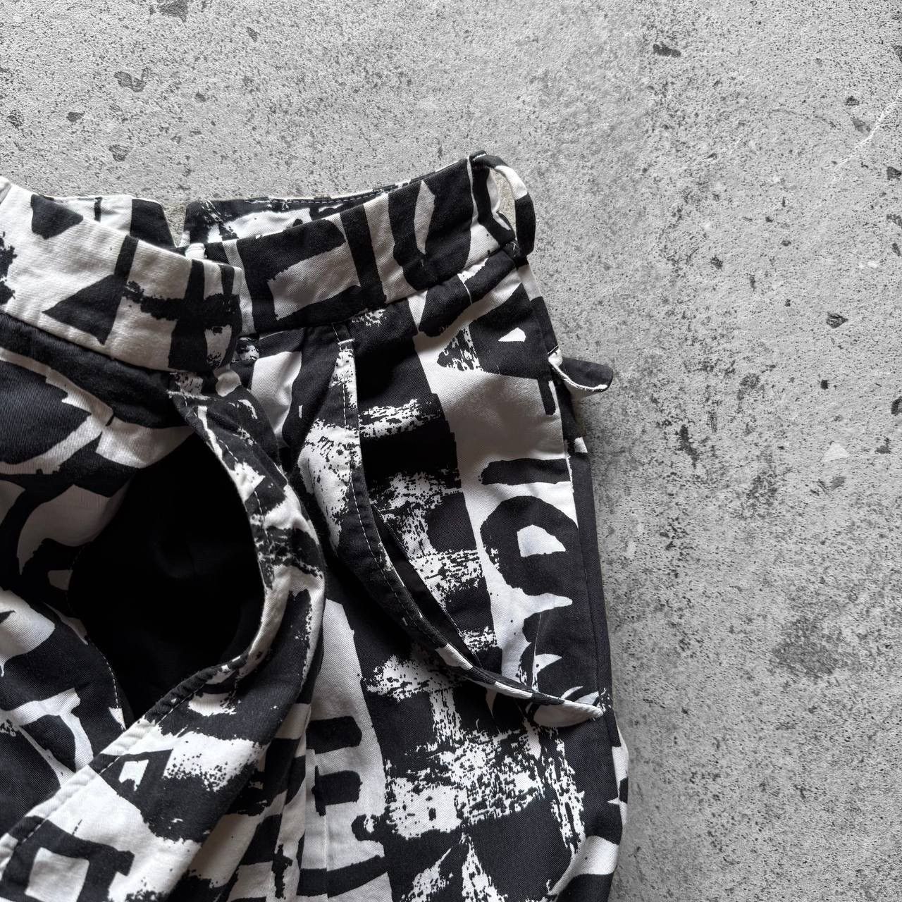 Alexander McQueen Alexander McQueen Black White Printed Shorts Grafiti Pockets Size US 30 / EU 46 - 4 Thumbnail