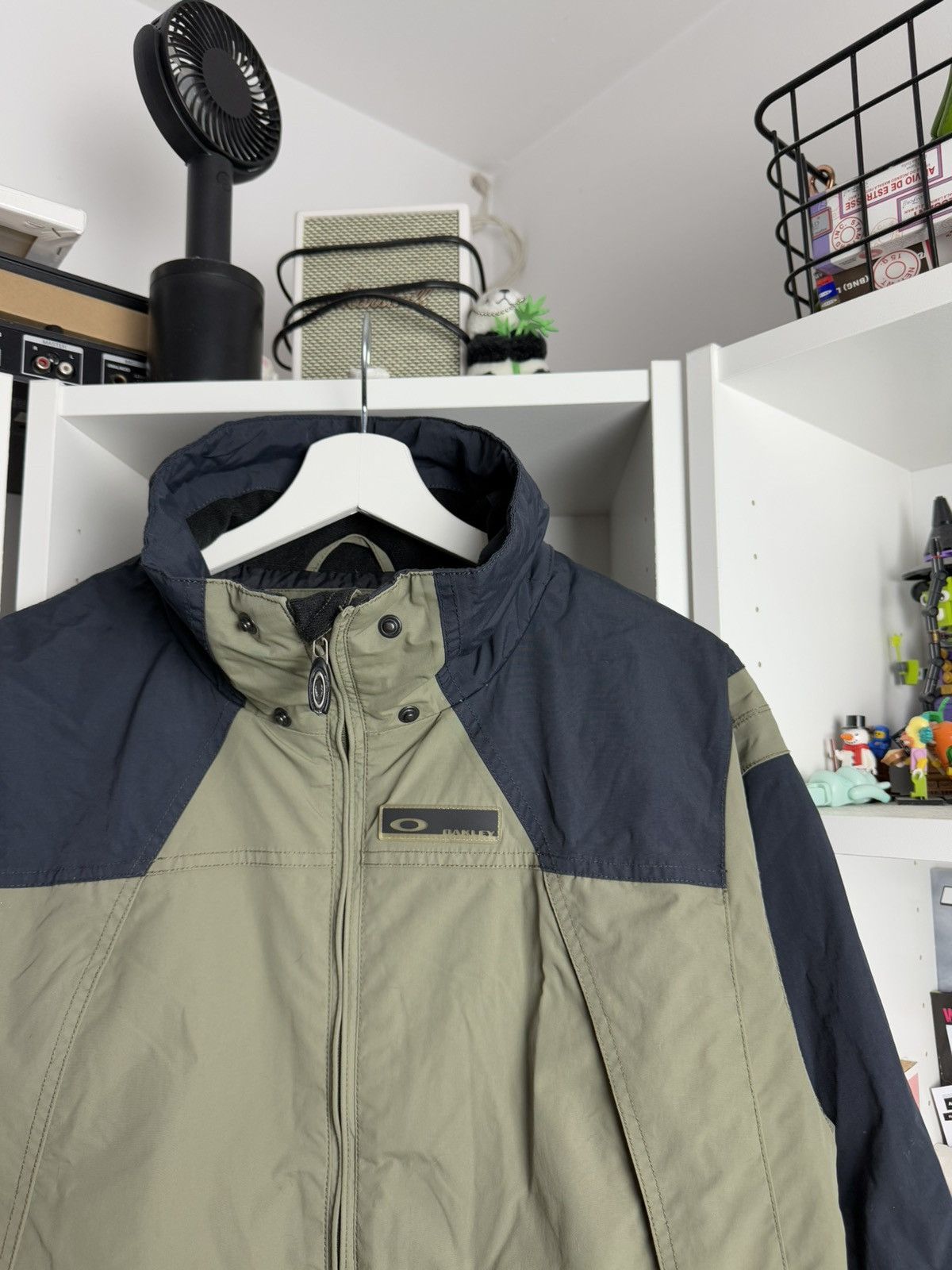 Oakley × Vintage Vintage y2k Oakley technical snowboard ski jacket M gorpcore Size US M / EU 48-50 / 2 - 3 Thumbnail