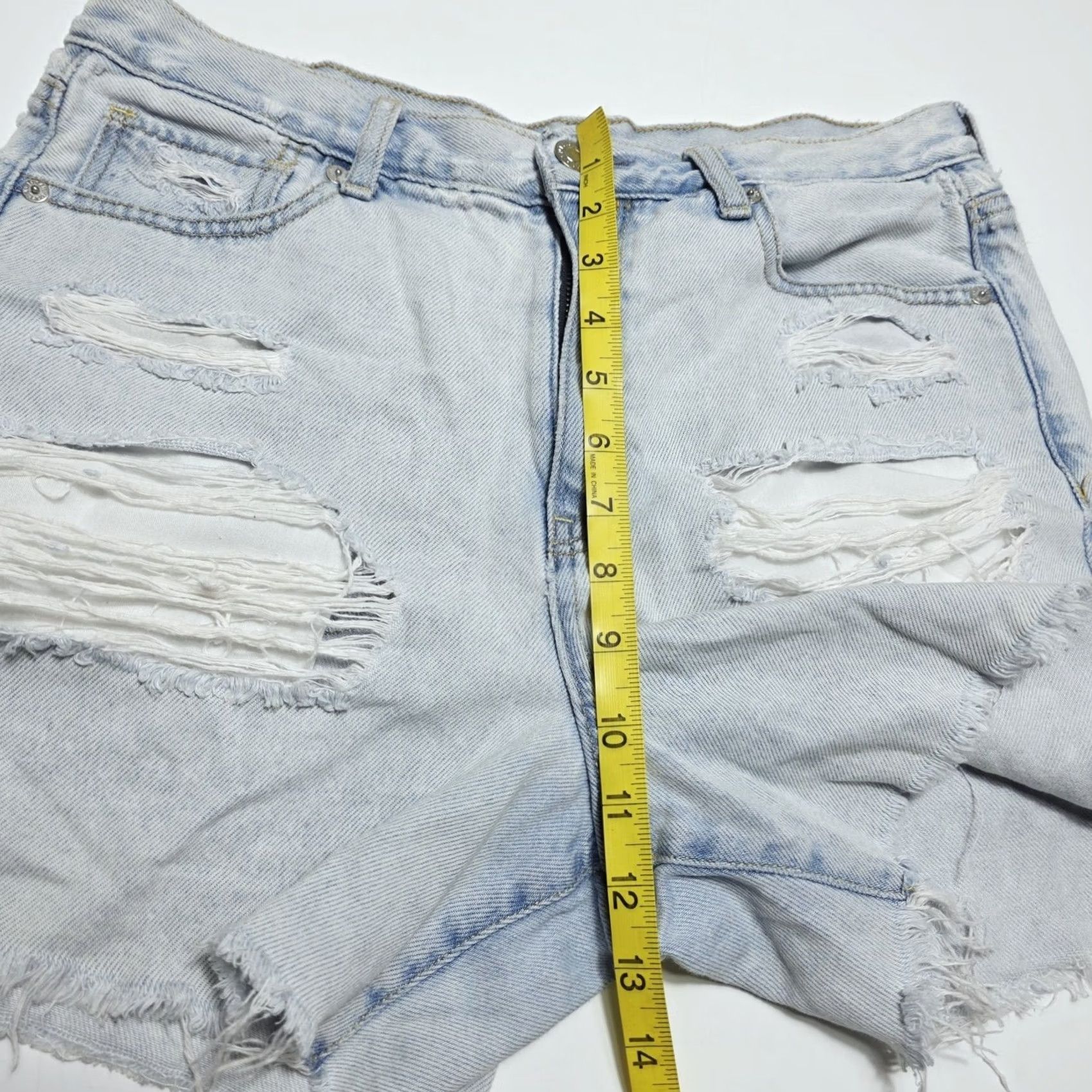 American Eagle Outfitters American Eagle Outfitters Mom Shorts Light Wash Cut Off Women's 8 Distressed Size 30" / US 8 / IT 44 - 6 Thumbnail