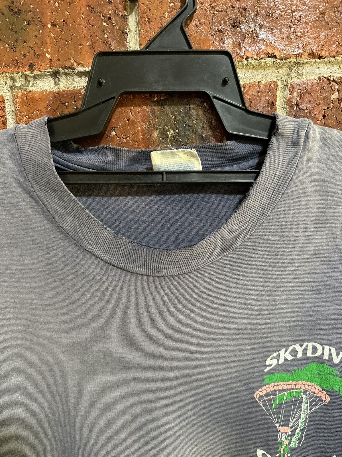 Hanes Thrashed Vintage Skydive Guam Faded Tee Size US L / EU 52-54 / 3 - 5 Thumbnail