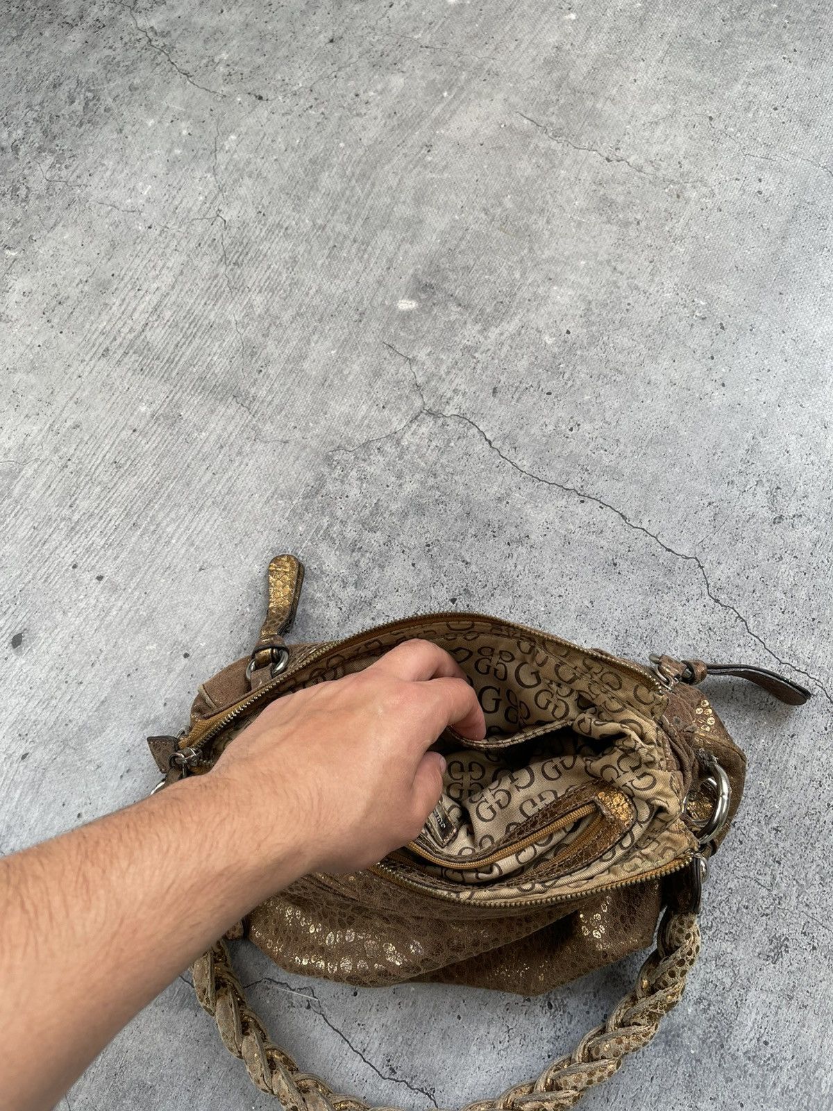 Guess × Japanese Brand × Vintage Rare🔥🔥Vintage monogram GUESS hobo bag Size ONE SIZE - 13 Thumbnail
