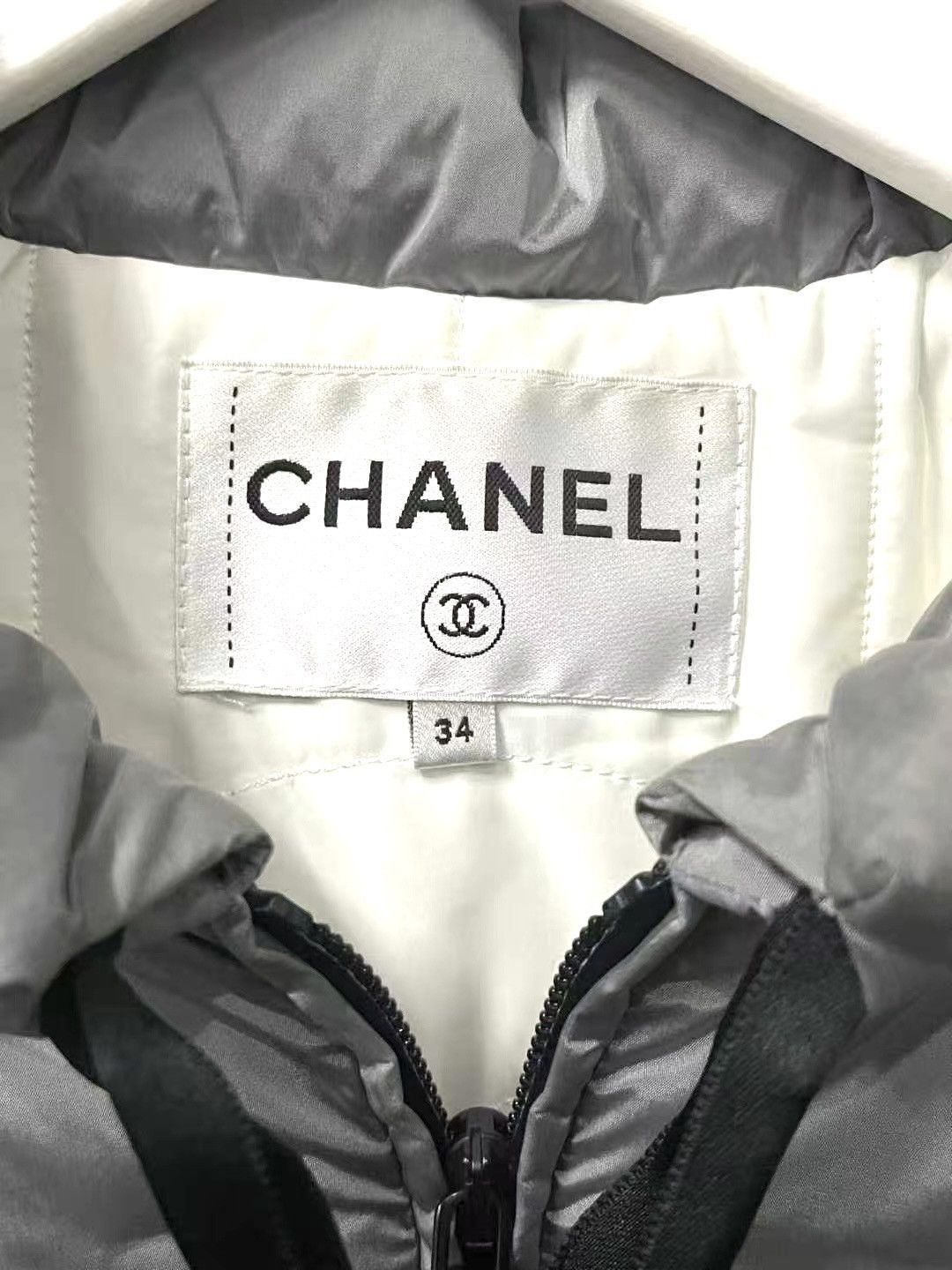 Chanel Chanel logo embossed Silver Puffer Jacket FW17 Size XXS / US 00 / IT 34 - 7 Thumbnail