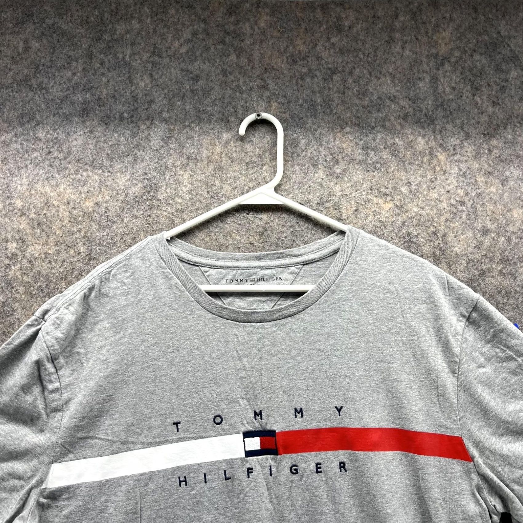 Tommy Hilfiger Tommy Hilfiger Shirt Men XL Adult Gray Red Casual Crewneck Tee Short Sleeve Logo Size US XL / EU 56 / 4 - 2 Thumbnail