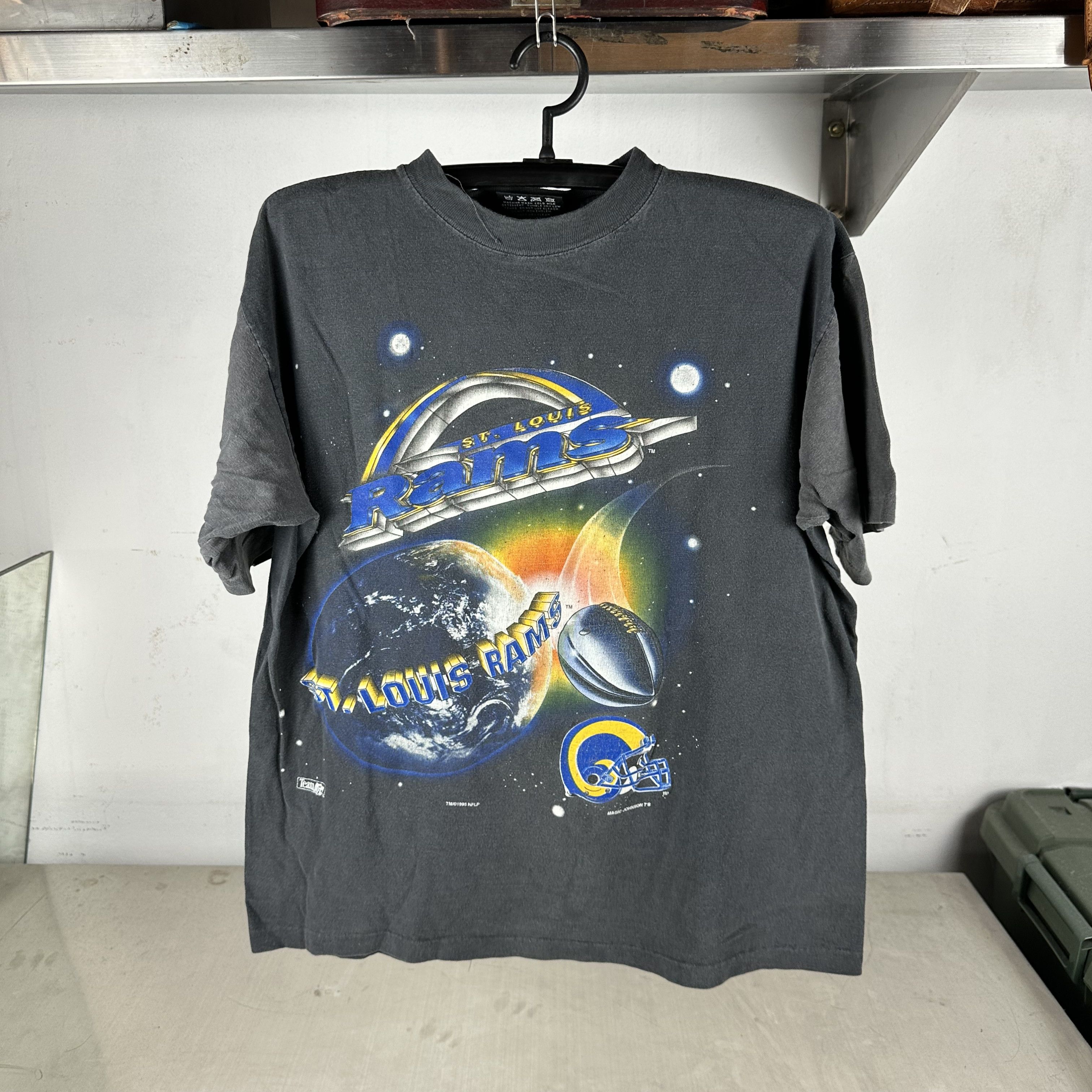 Vintage Vintage 1995 St. Louis Rams NFL Space Artwork T-shirt Size US L / EU 52-54 / 3 - 1 Thumbnail