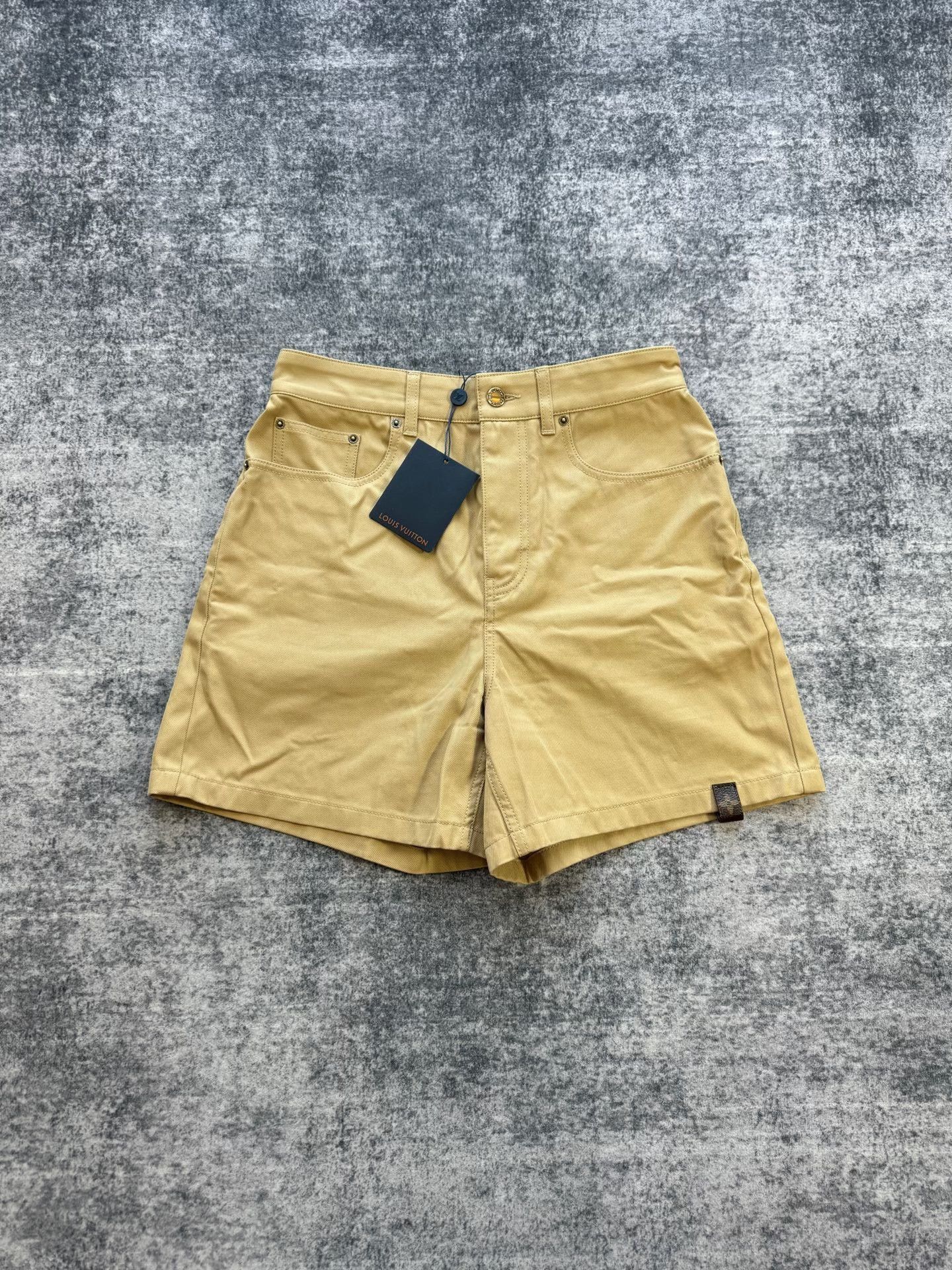 Louis Vuitton Louis Vuitton Khaki Leather Patch Shorts Size US 28 / EU 44 - 1 Thumbnail