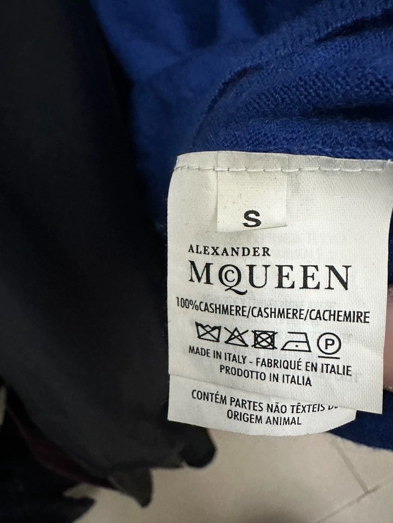 Alexander McQueen Alexander McQUEEN Blue men's cardigan, made of cashmere Size US S / EU 44-46 / 1 - 6 Thumbnail