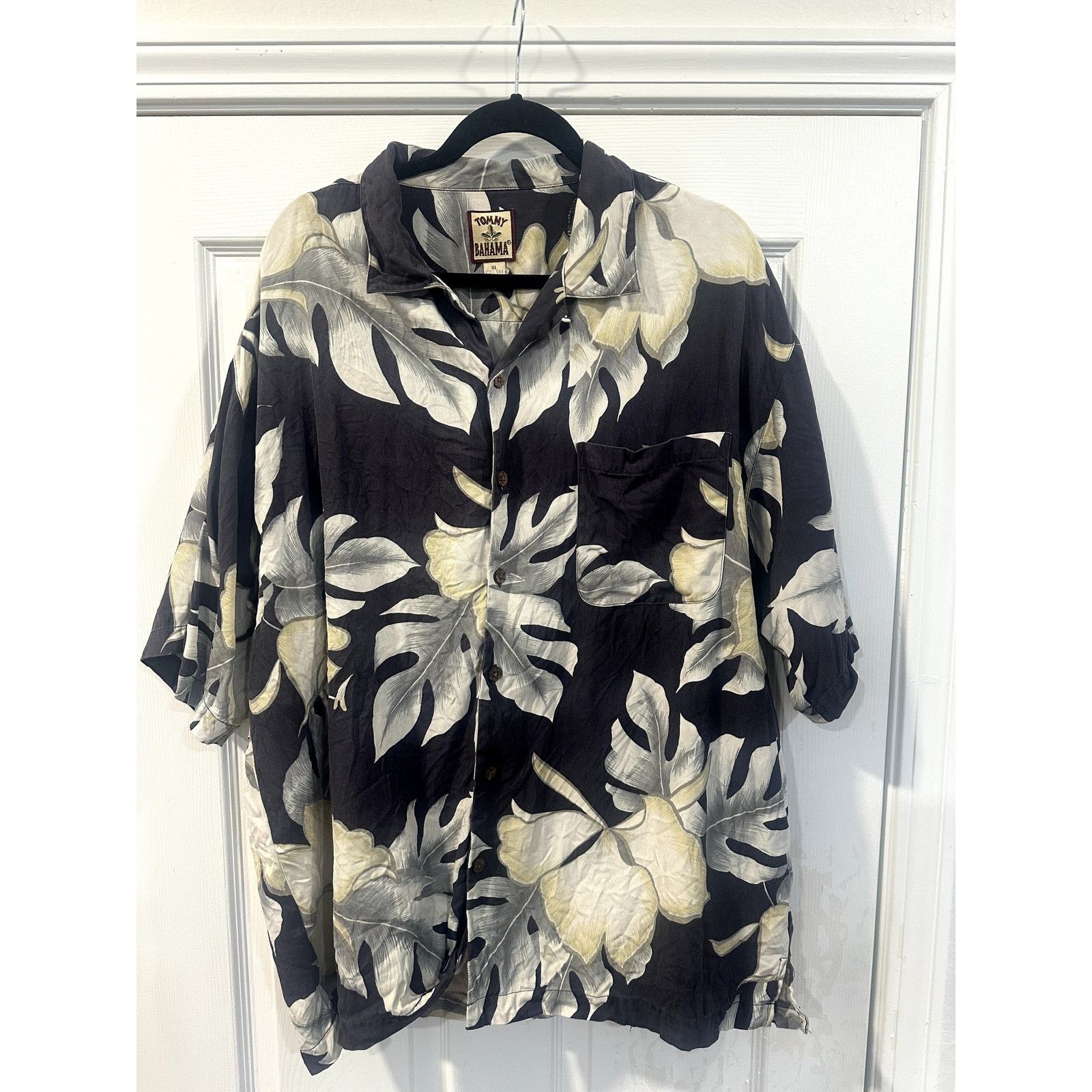 Tommy Bahama Tommy Bahama Silk Shirt XL Floral Hawaiian Button 100% Silk Size US XL / EU 56 / 4 - 1 Thumbnail