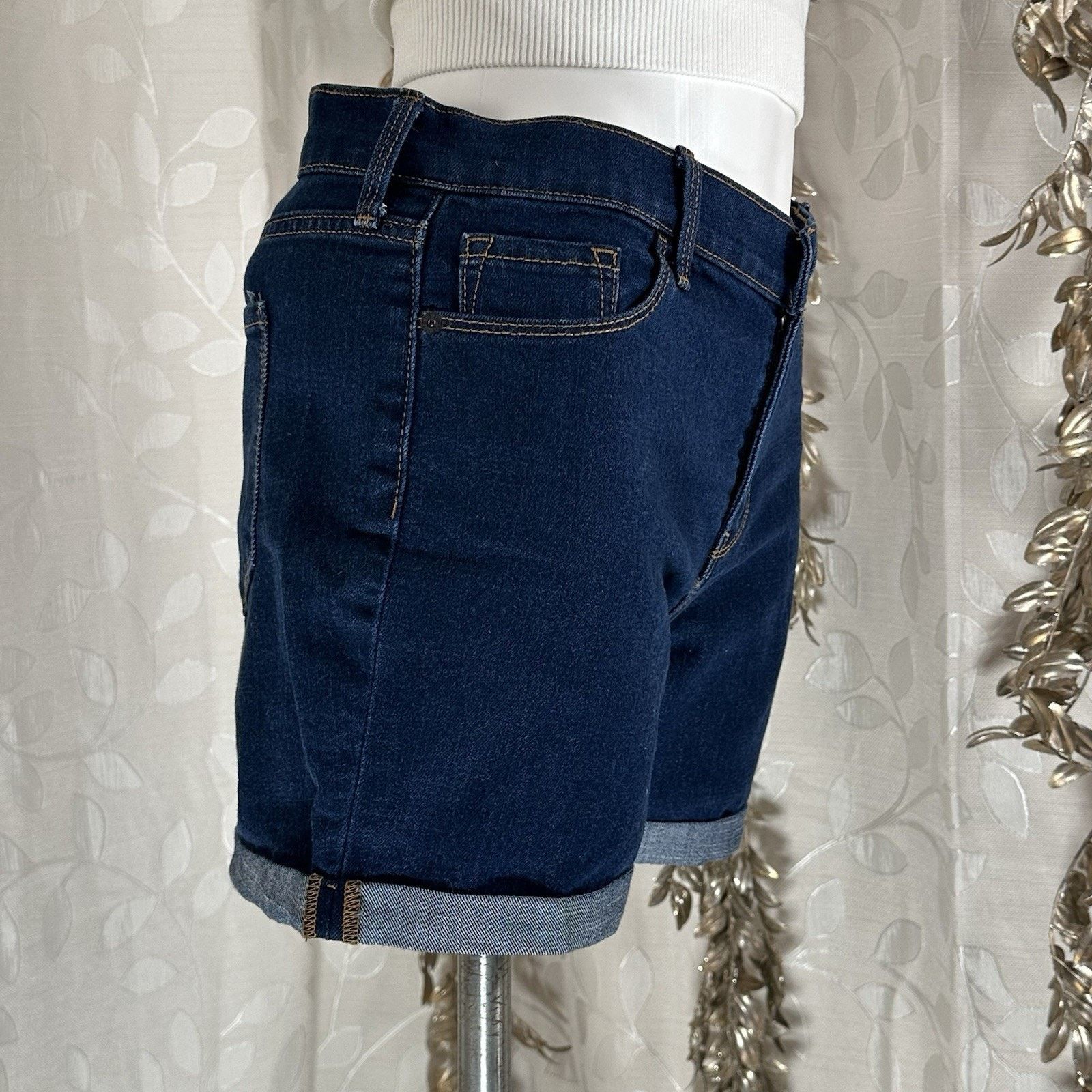 Old Navy Old Navy Slim Midi Denim Shorts Size 8 Dark Rinse Cuffed Size 30" / US 8 / IT 44 - 4 Thumbnail