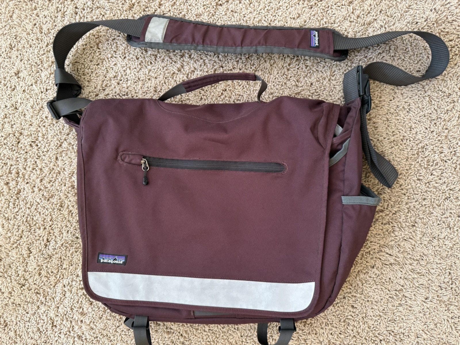 Patagonia Patagonia Messenger Bag - Plum/Marroon & silver Size ONE SIZE - 1 Thumbnail