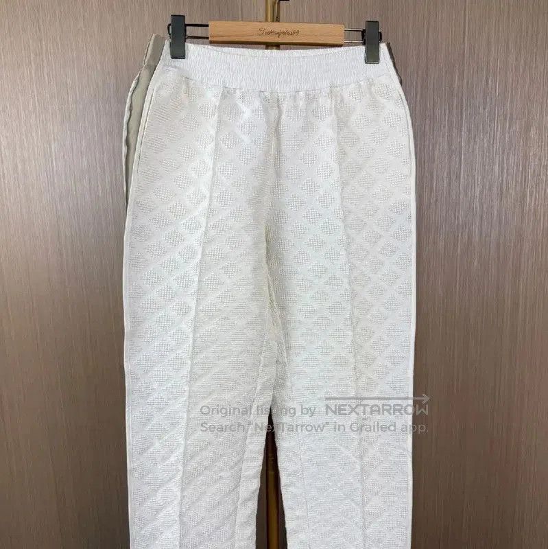 Chanel Chanel Beige Casual Pants for Women . Size 30" / US 8 / IT 44 - 1 Thumbnail