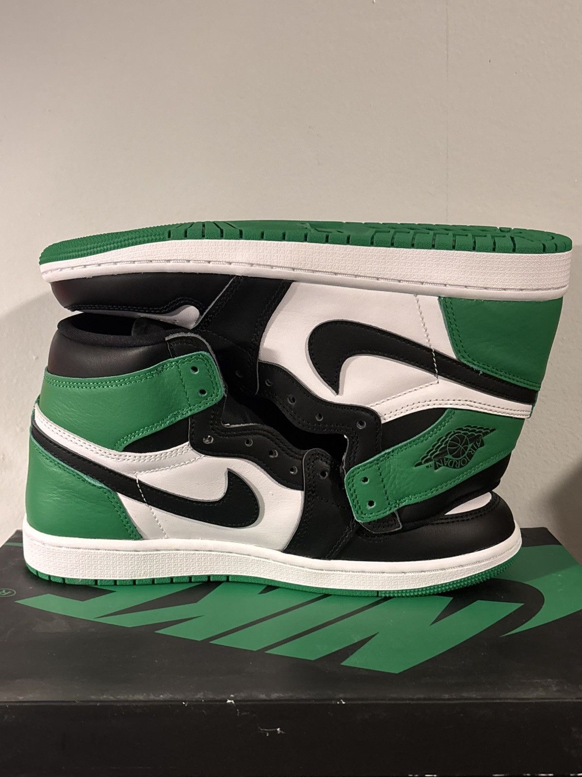 Jordan Brand Air Jordan 1 Retro High OG DZ5485-031 Green/White/Black Sz 9 Size US 9 / EU 42 - 2 Thumbnail