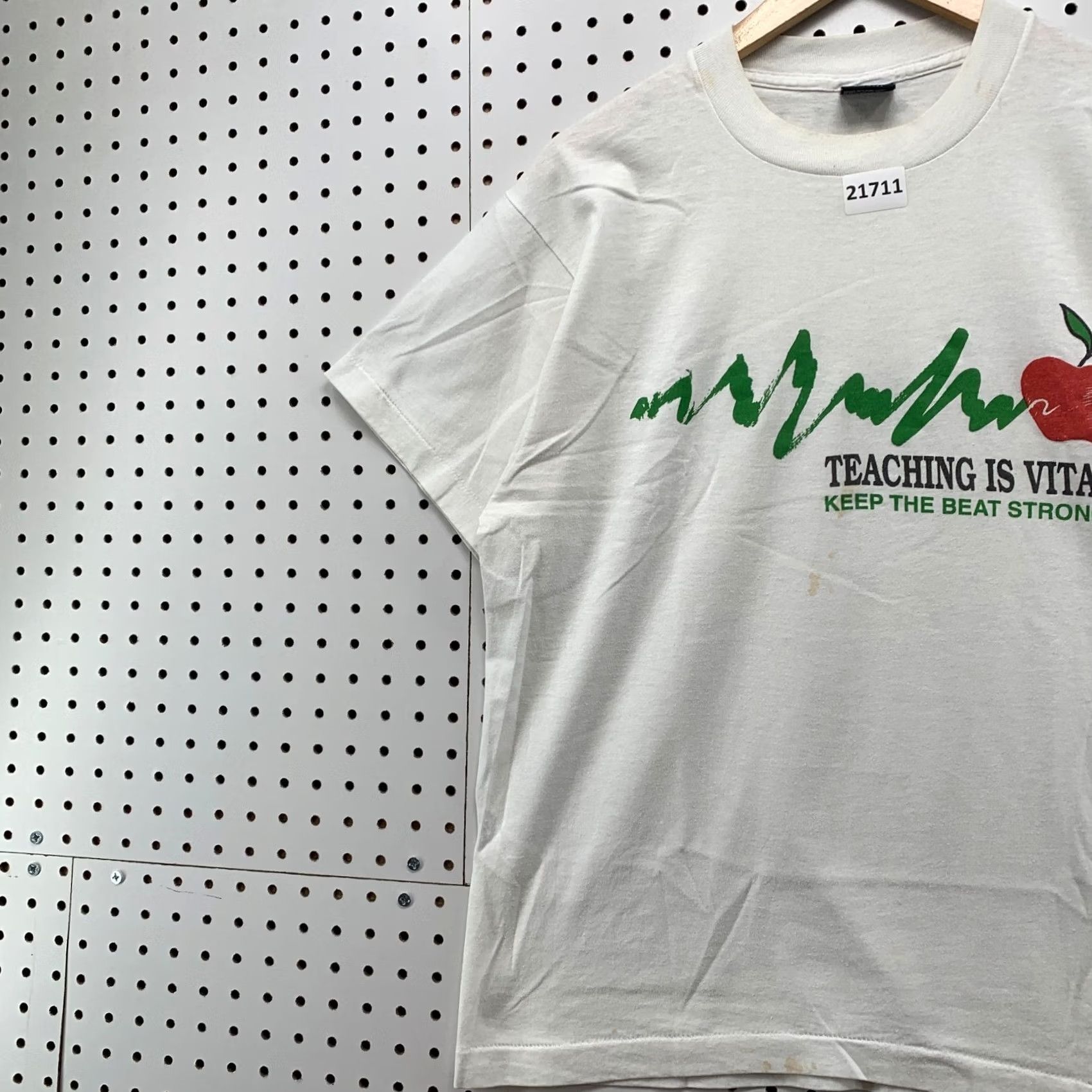 Fruit Of The Loom Vintage Teacher Shirt White Single Stitch Teaching Is Vital Mens Large 21.5x27 Size US L / EU 52-54 / 3 - 3 Thumbnail
