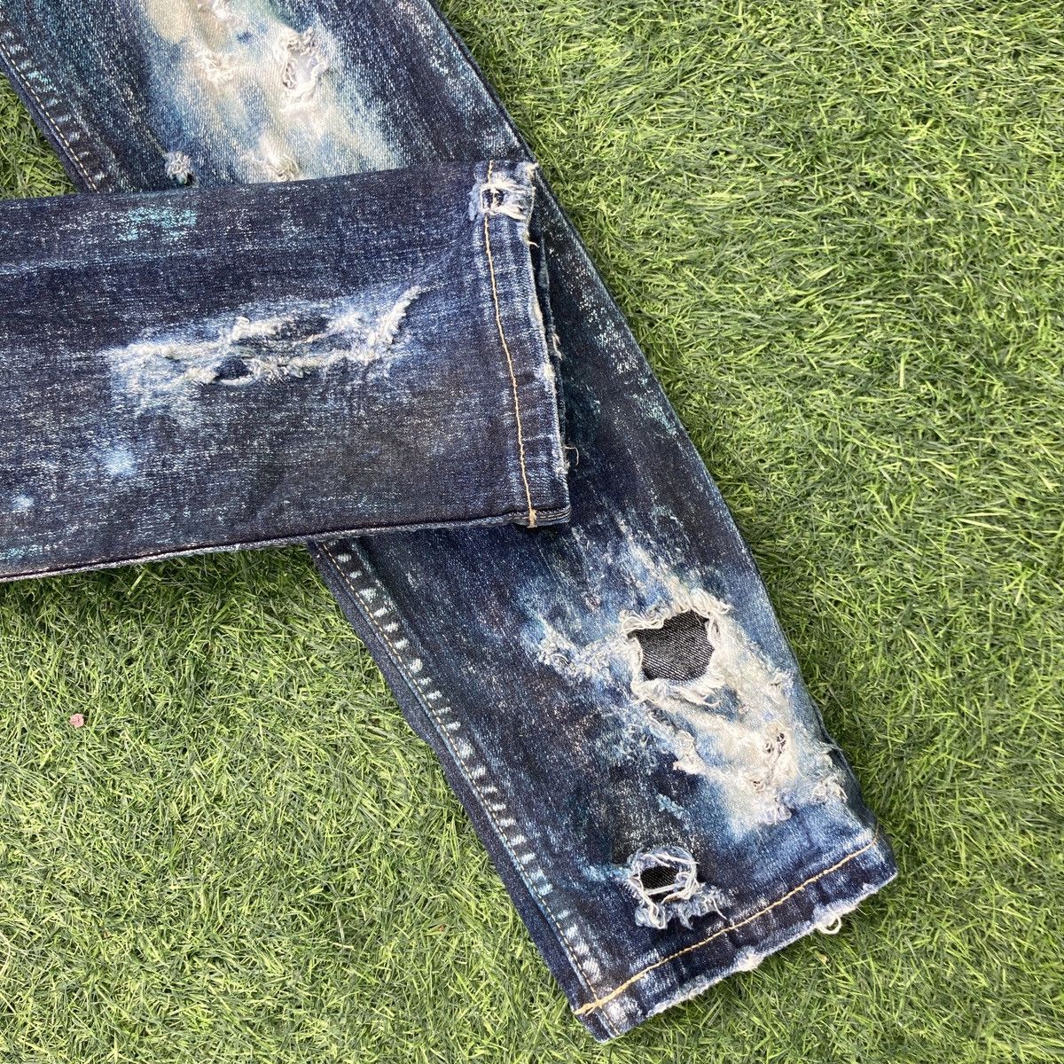 LE GRANDE BLEU (L.G.B) RIPPED JEANS