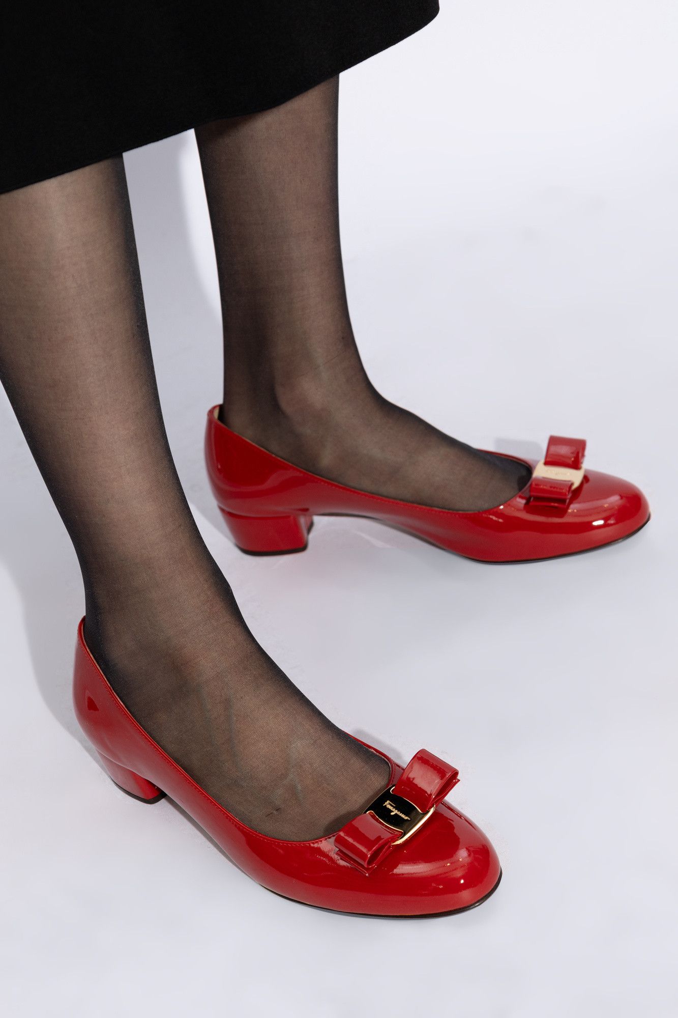 Salvatore Ferragamo o1s1rm0924 Vara Bow Pump in Red Size US 5.5 / IT 35.5 - 2 Thumbnail