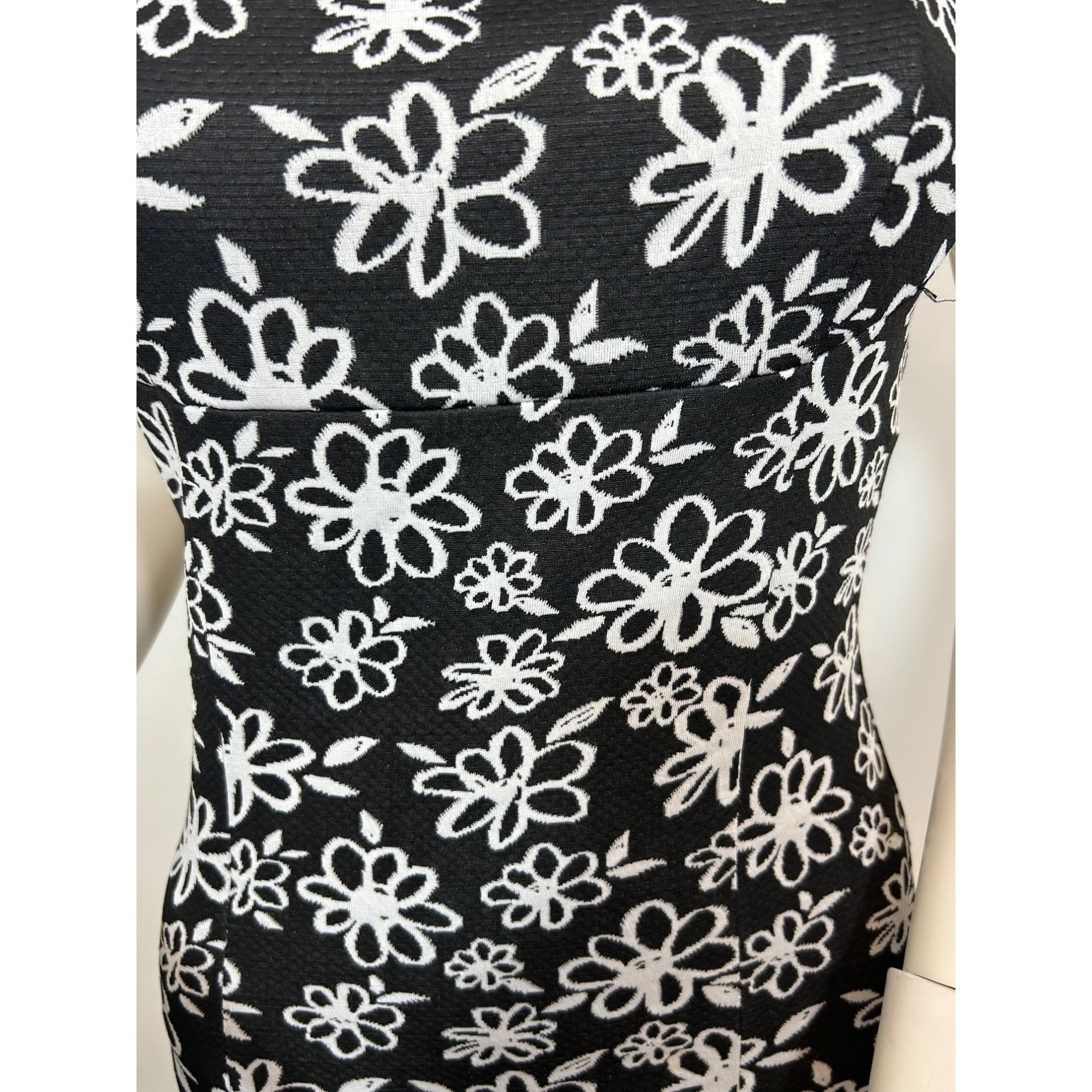 Forever 21 Forever 21 Mini Dress S Sleeveless Black White Floral Fitted Size S / US 4 / IT 40 - 8 Thumbnail