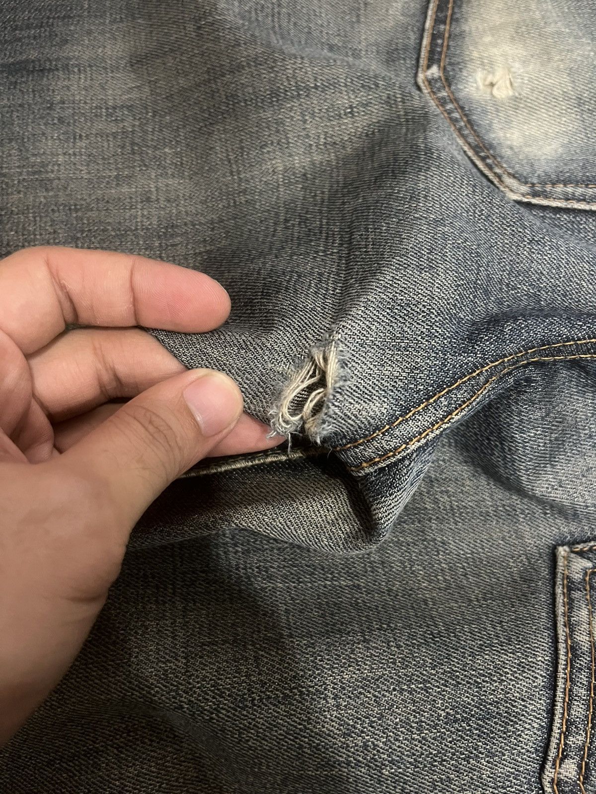 Undercover × Uniqlo Vintage Japanese Uniqlo Dark Blue Faded Washed Whisker Jeans Size US 32 / EU 48 - 9 Thumbnail