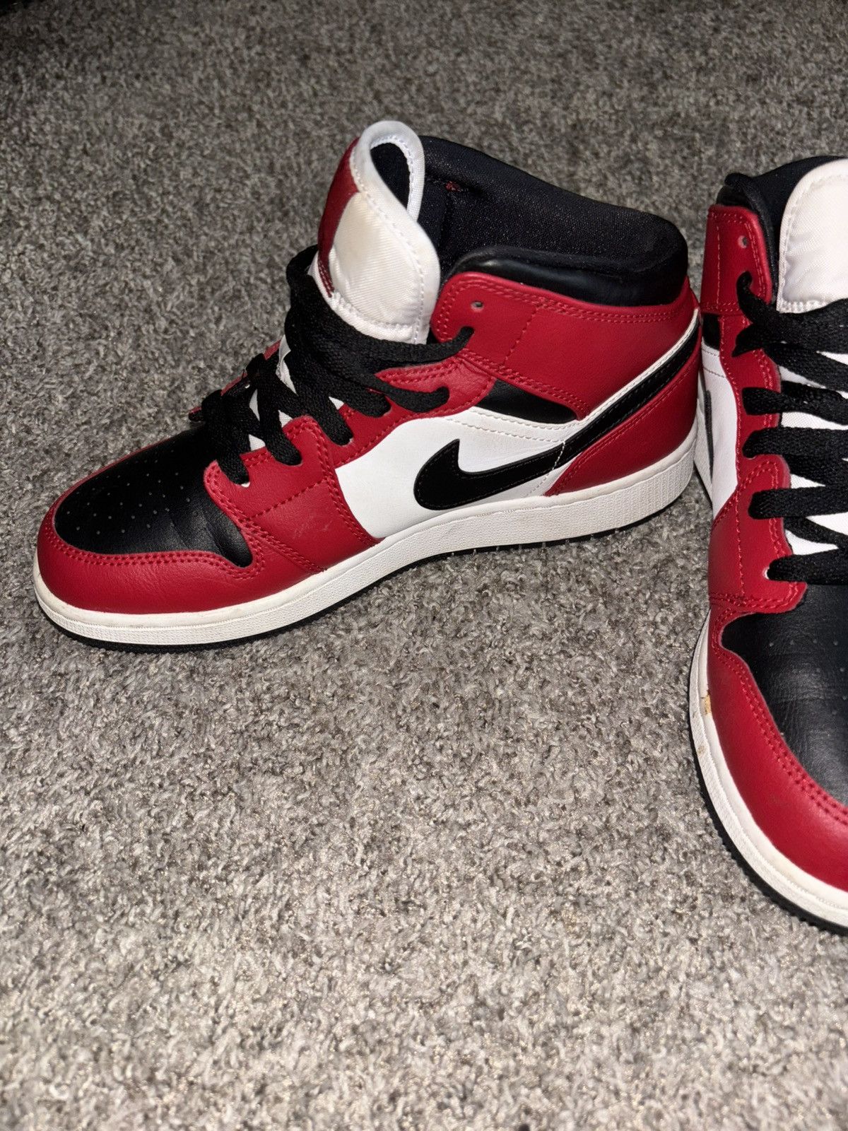 Jordan Brand Nike Air Jordan 1 Mid Chicago Toe Size US 8 / IT 38 - 2 Thumbnail
