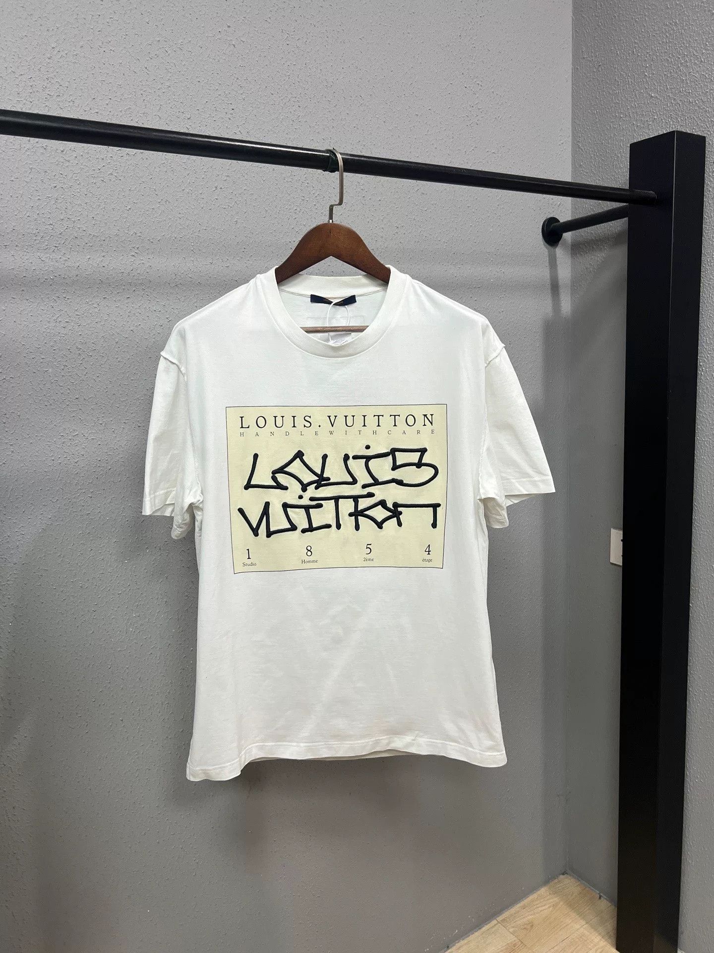 Louis Vuitton Louis Vuitton Signature Logo Short-Sleeve Size US L / EU 52-54 / 3 - 1 Thumbnail