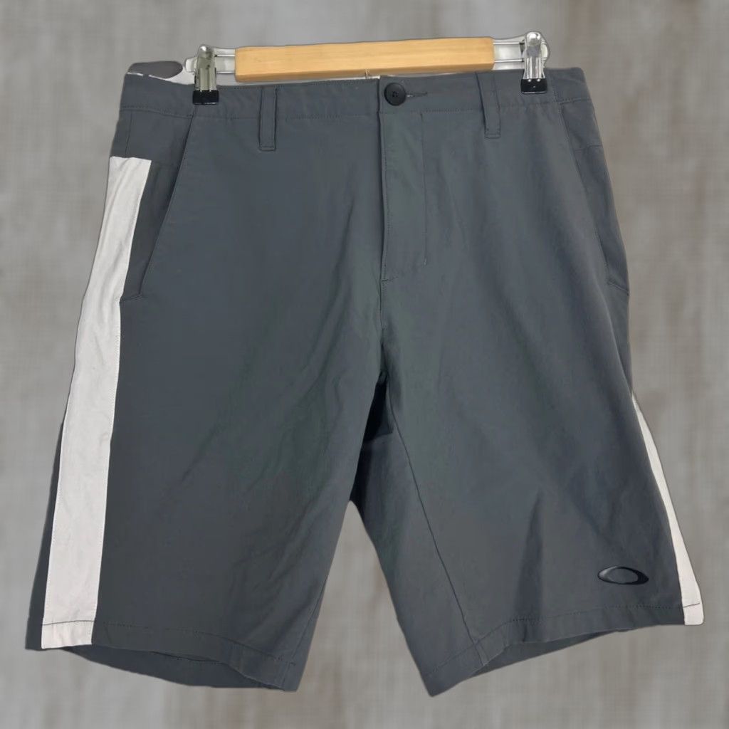 Oakley Oakley Mens Activewear Shorts Gray White Striped Regular 32x9.5 Size 32 Athletic Sports Mens Regular fit Size US 32 / EU 48 - 1 Thumbnail