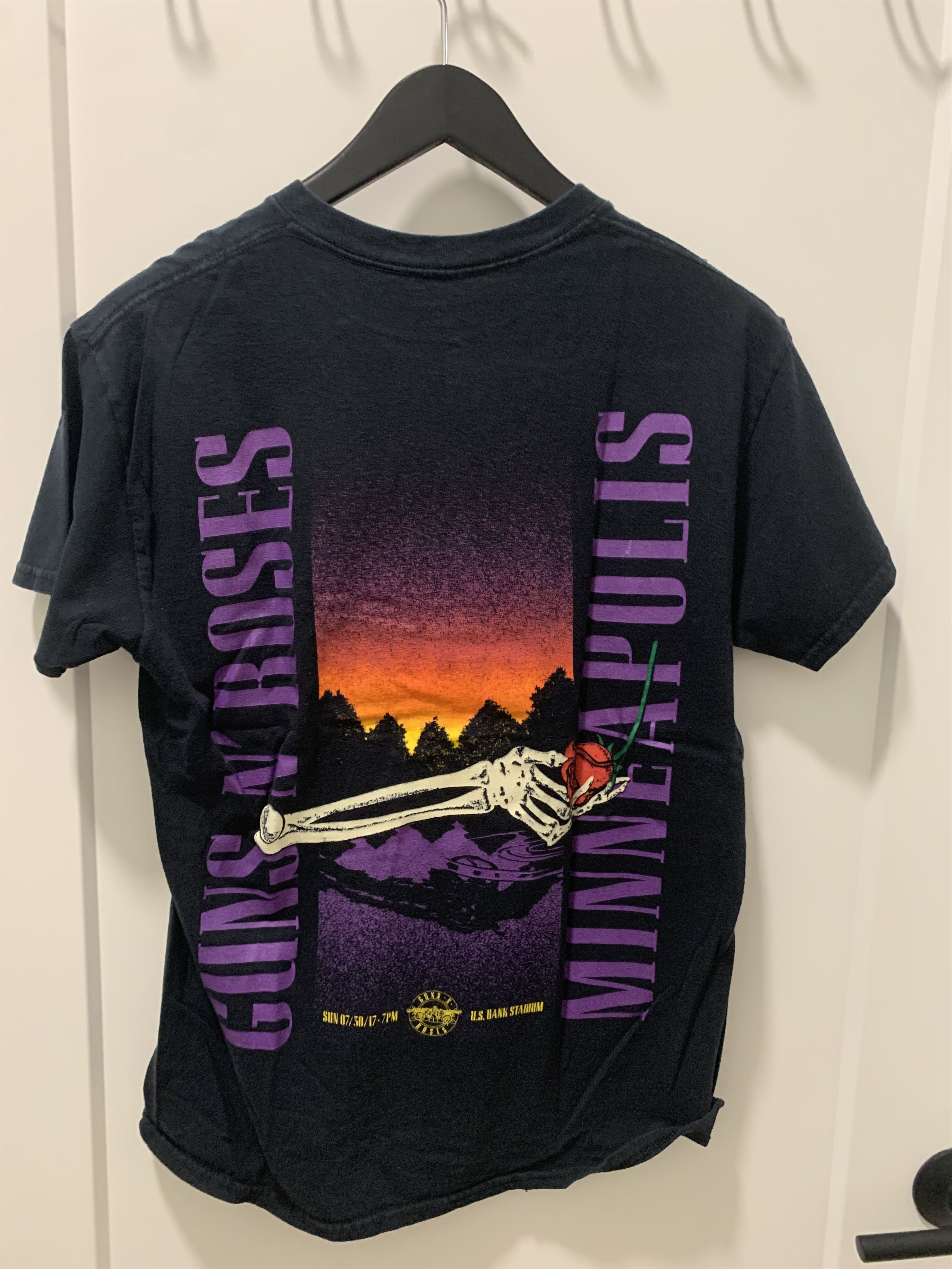 Guns N' Roses guns n' roses 2017 tour tee Size US M / EU 48-50 / 2 - 2 Thumbnail