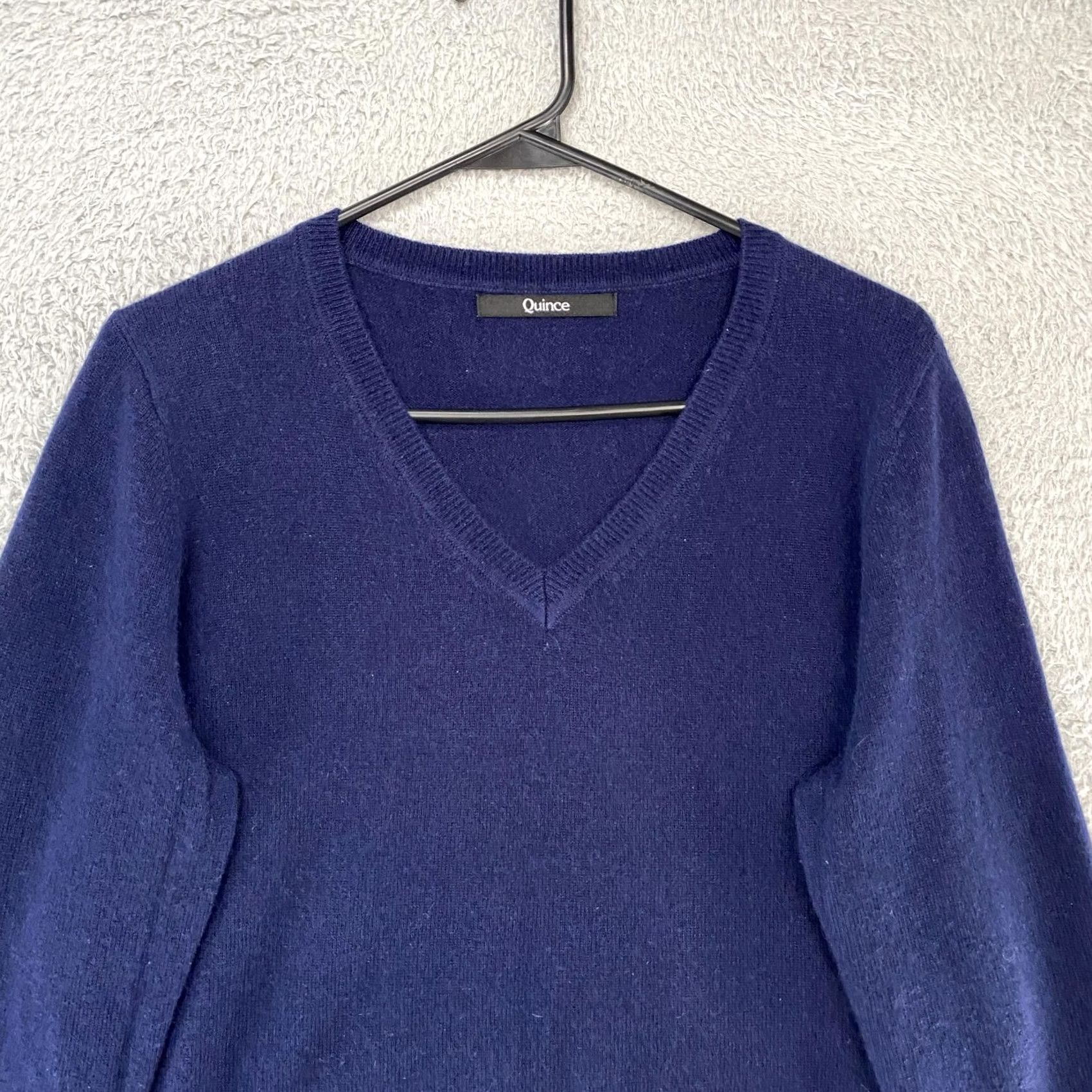 Quince Quince Cashmere Sweater Womens M Navy Blue V-Neck Quiet Luxury Soft Knit Pullover Long Sleeve Solid Knit All Seasons Lightweight Size M / US 6-8 / IT 42-44 - 2 Thumbnail