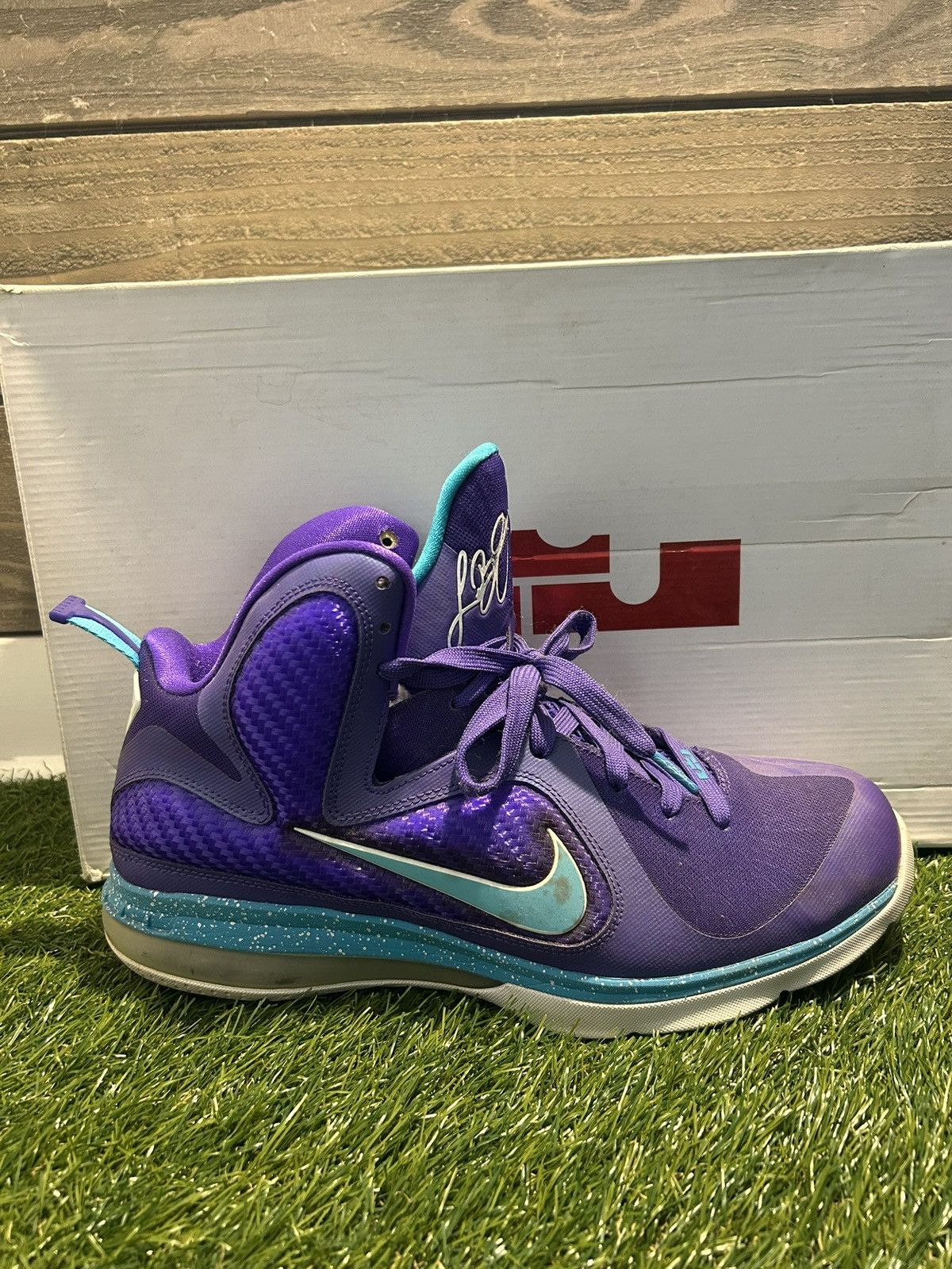 Nike Nike Lebron 9 Size 11 Summit Lake Hornets w/og box Size US 11 / EU 44 - 2 Thumbnail