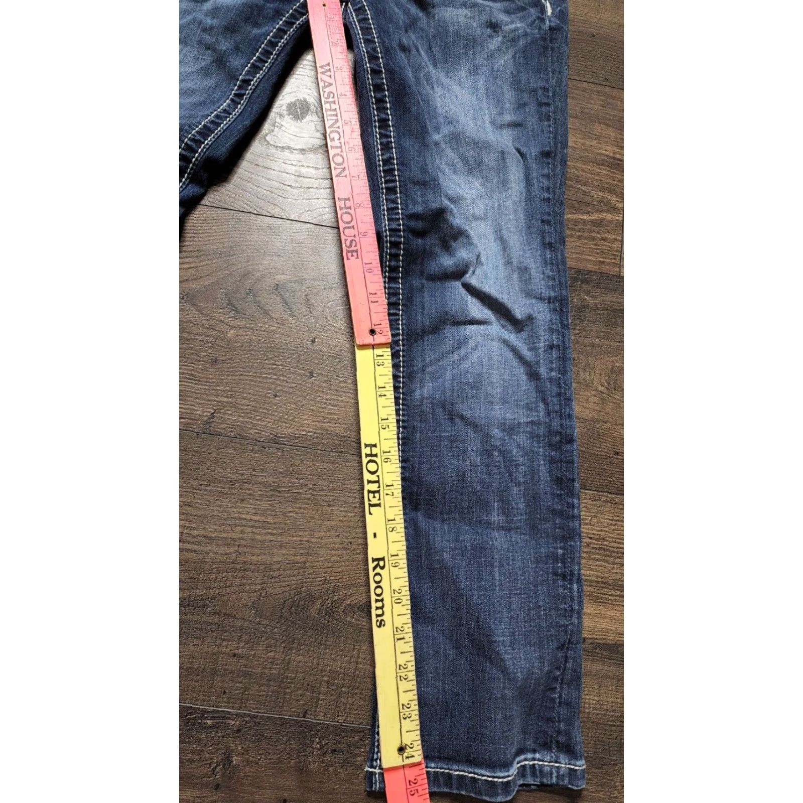 Miss Me Womens Miss Me Jeans JE8132EC Mid Rise Cropped Size 26 Blue Rhinestone Accents Womens 26 Jeans Cropped 90s/2000s Style Size 26" / US 2 / IT 38 - 4 Thumbnail