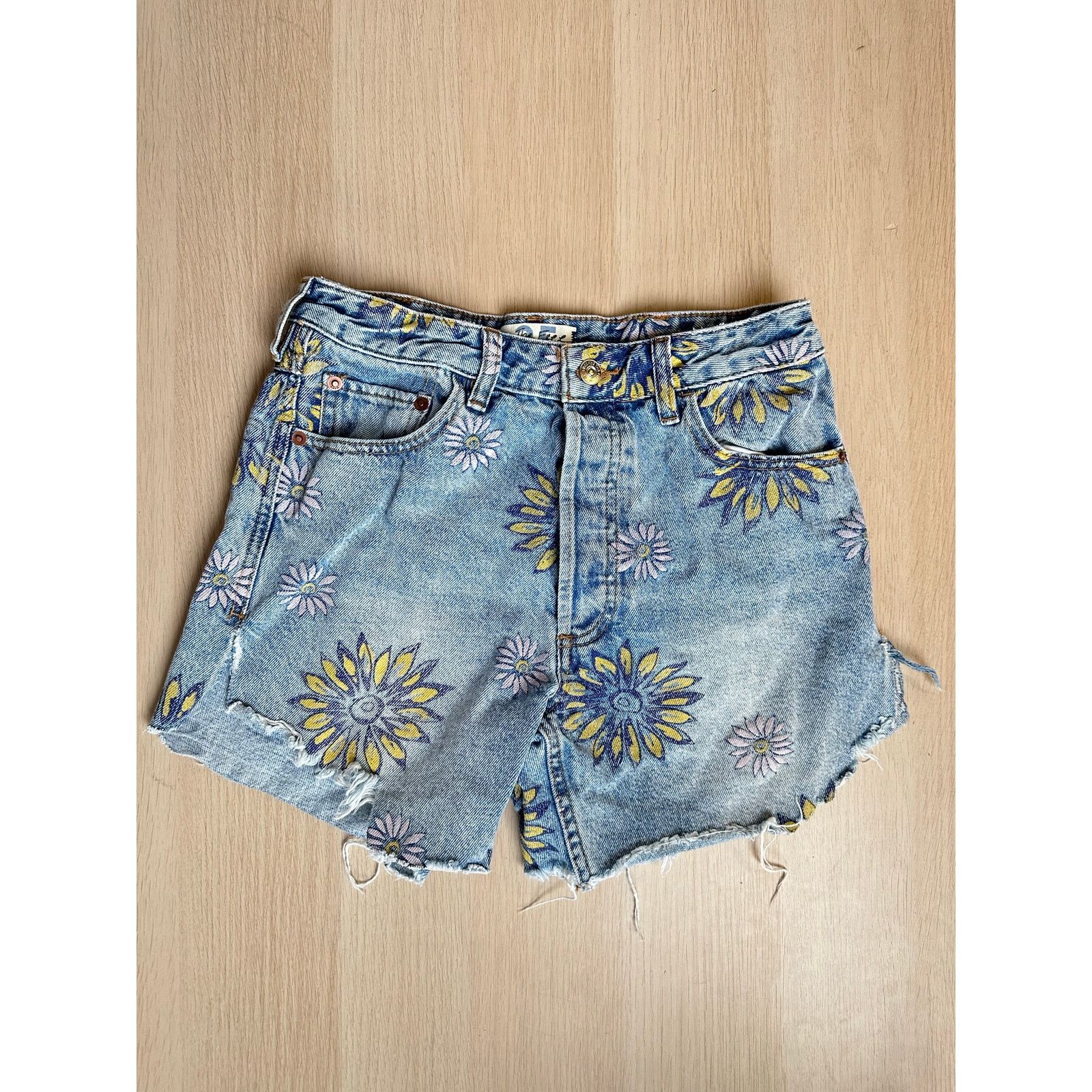 Free People Free People Denim Shorts with Floral Pattern - Size 25 Size 25" / US 0 / IT 36 - 1 Thumbnail
