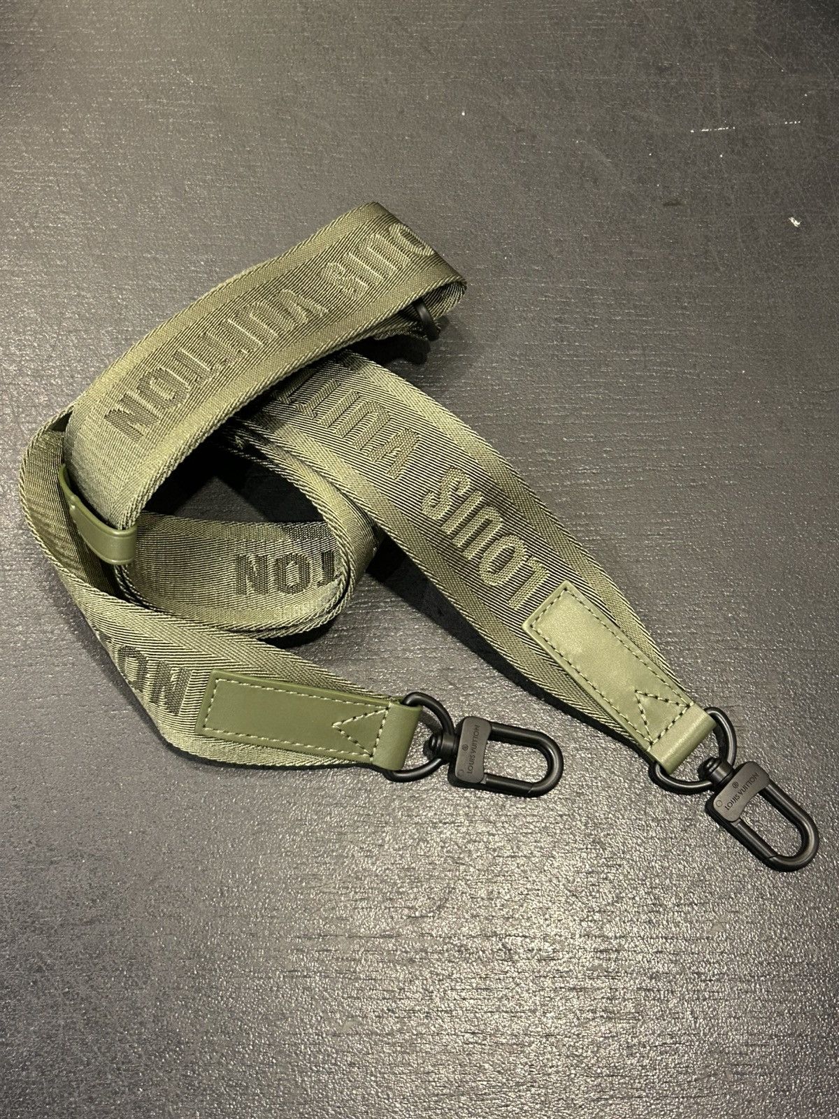 Louis Vuitton Louis Vuitton Damoflage Runaway Quest Messenger Size ONE SIZE - 9 Thumbnail