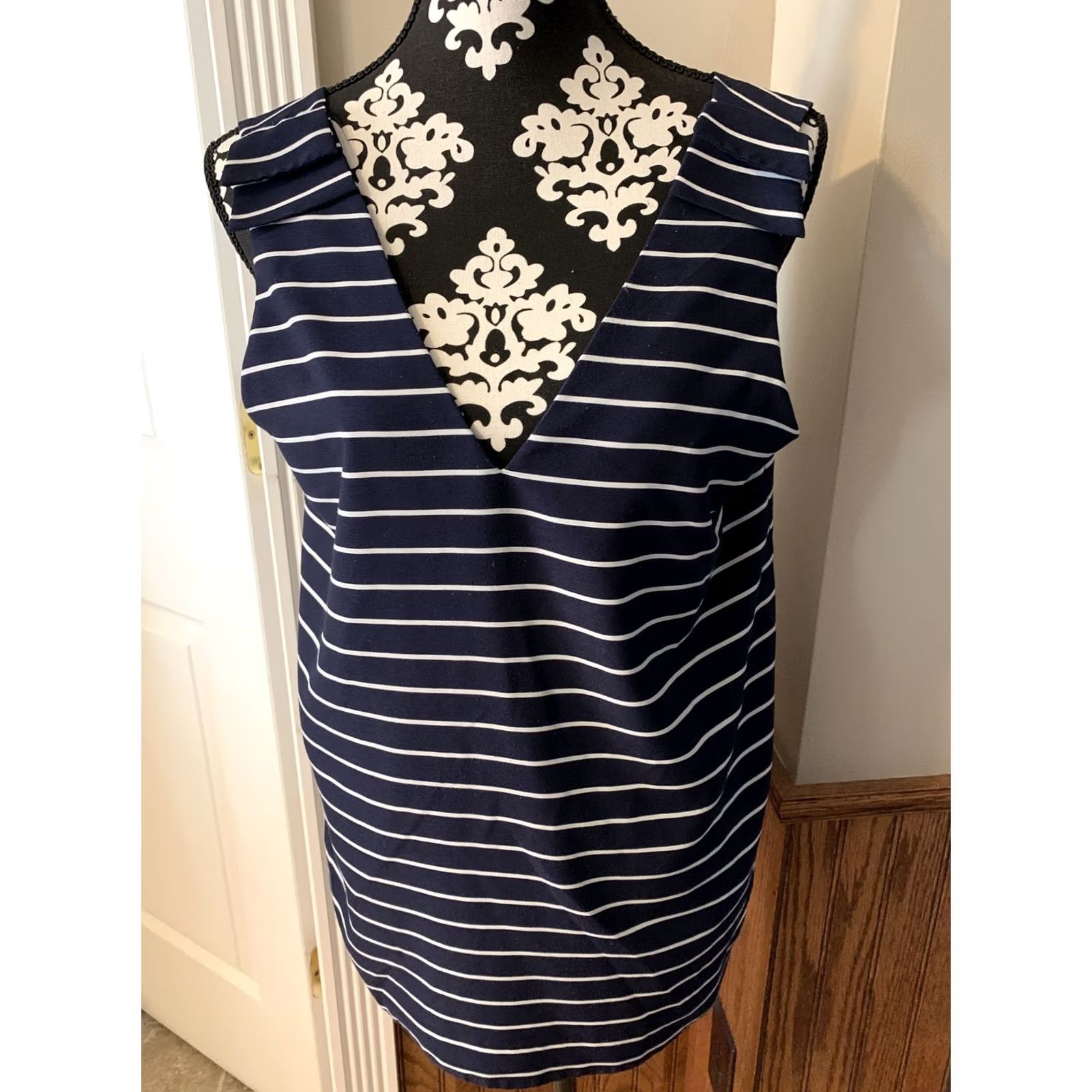 Banana Republic Womens Banana Republic Tank Top Sleeveless Navy/White Blouse Shirt SZ M Navy/White Striped Nautical V-Neck Womens Bag/Bloomers? Size M / US 6-8 / IT 42-44 - 2 Thumbnail