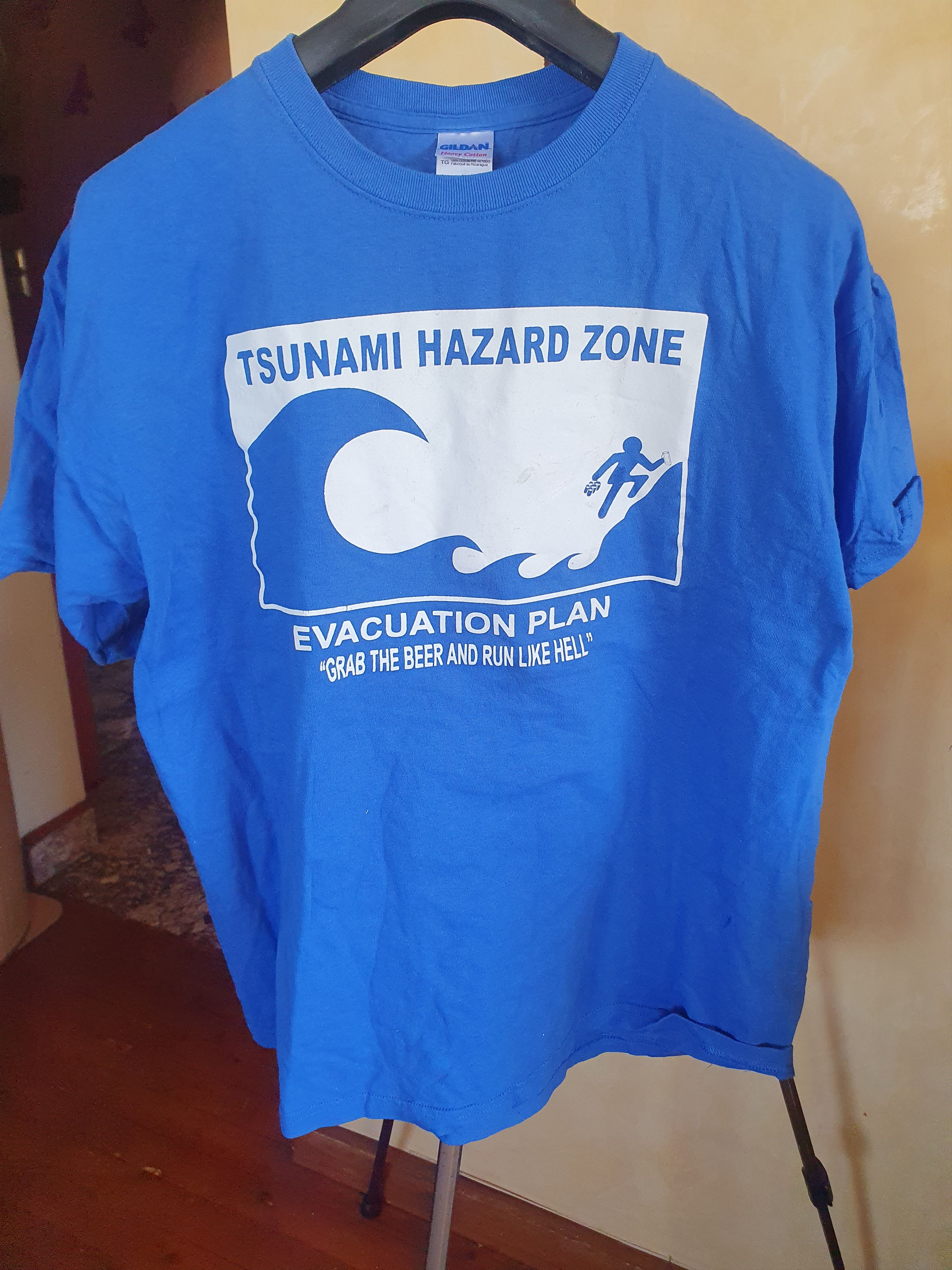 Gildan Tsunami Hazard Zone - Grab A Beer And Run t-shirt sz XL Size US XL / EU 56 / 4 - 1 Thumbnail