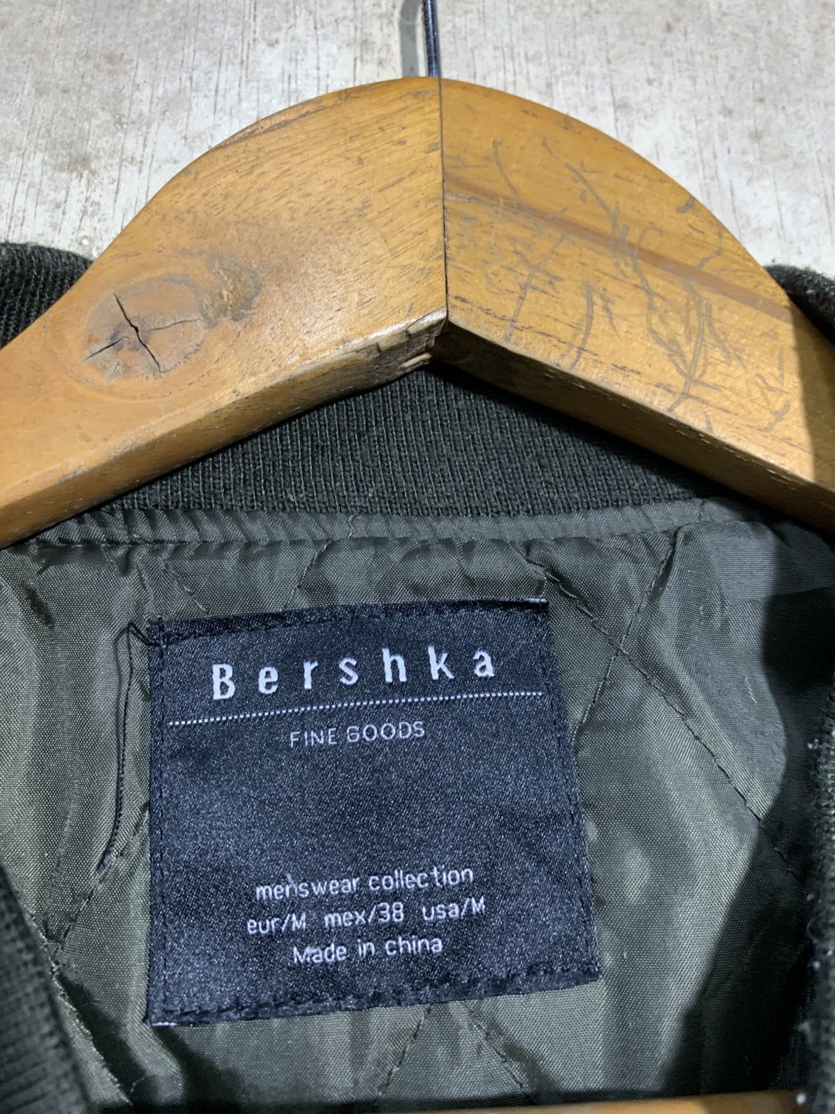 Bershka 🔥BERSHKA GREEN BOMBERS JACKETS TIGER MOTIVE Size US L / EU 52-54 / 3 - 7 Thumbnail