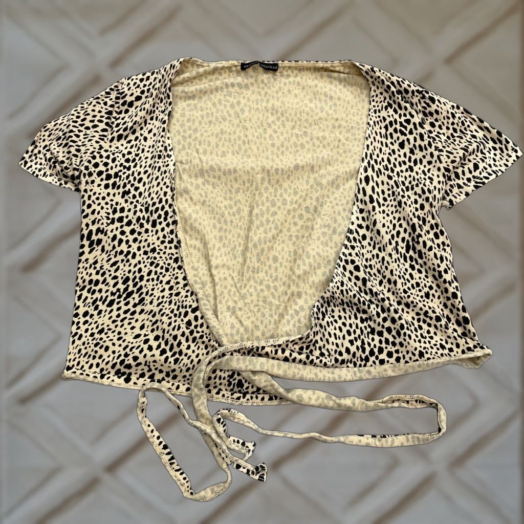 Brandy Melville Brandy Merville Cropped Top Shirt Womens S Brown Leopard Short Sleeve V-Neck Knit Cotton Spandex Regular Fit Mockup: Animal Print Jewelry? Size S / US 4 / IT 40 - 1 Thumbnail