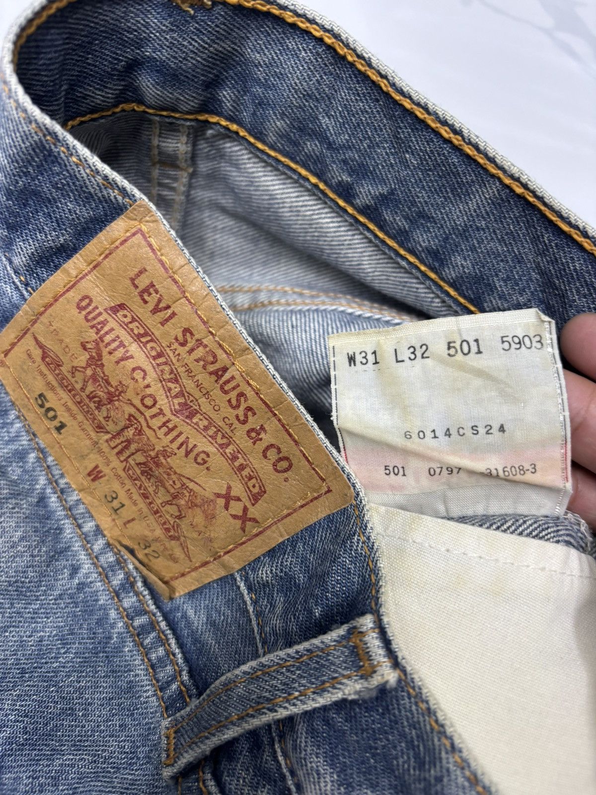 Levi's VINTAGE LEVIS 501 DISTRESSED DENIM JEANS Size US 31 - 11 Thumbnail